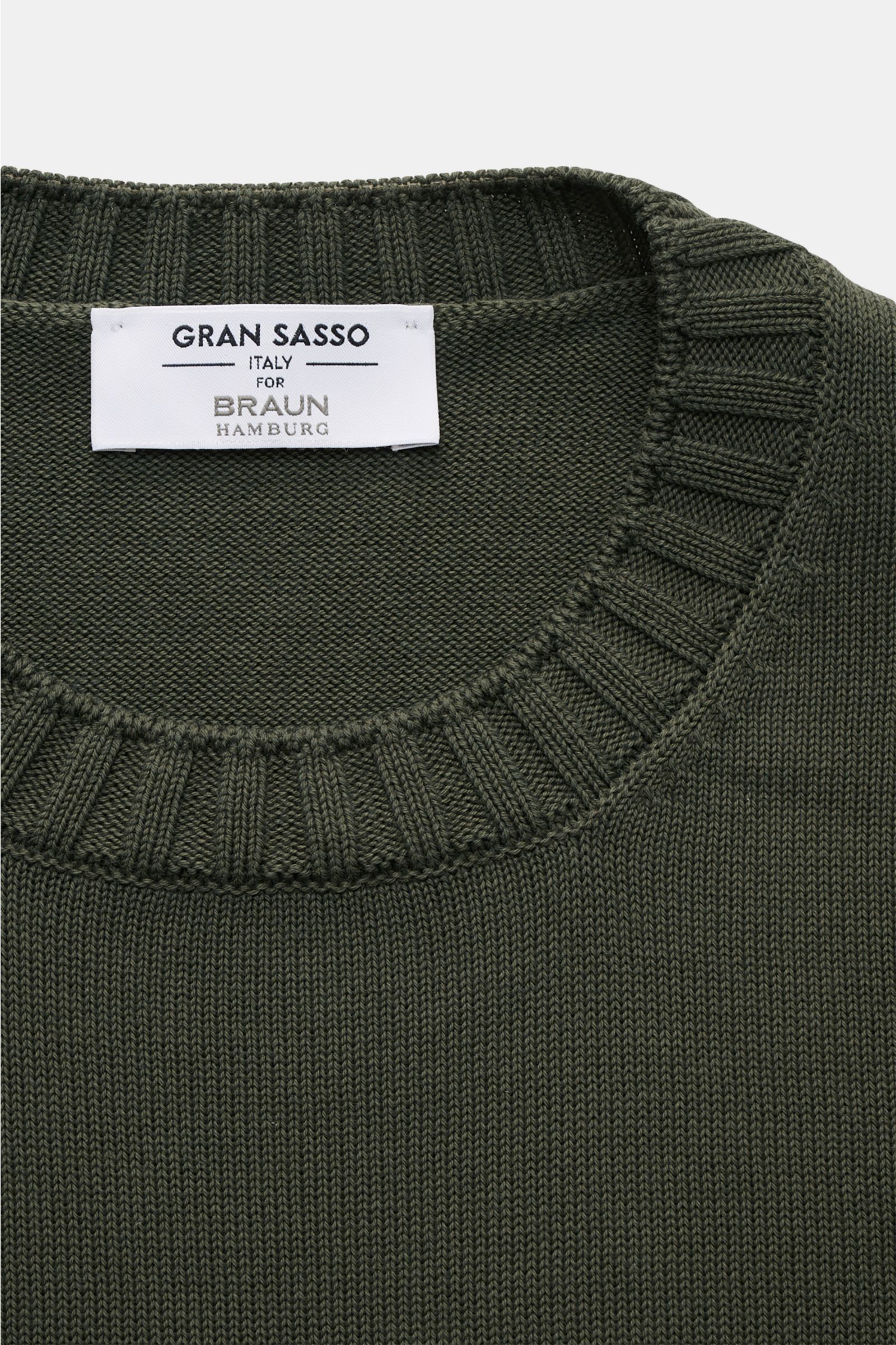 Gran Sasso Rundhalspullover dunkelgrün aus reiner Baumwolle, Slim Fit, mittelfeines Strickbild, Rundhalsausschnitt mit Rippbündchen, Nahaufnahme von oben.