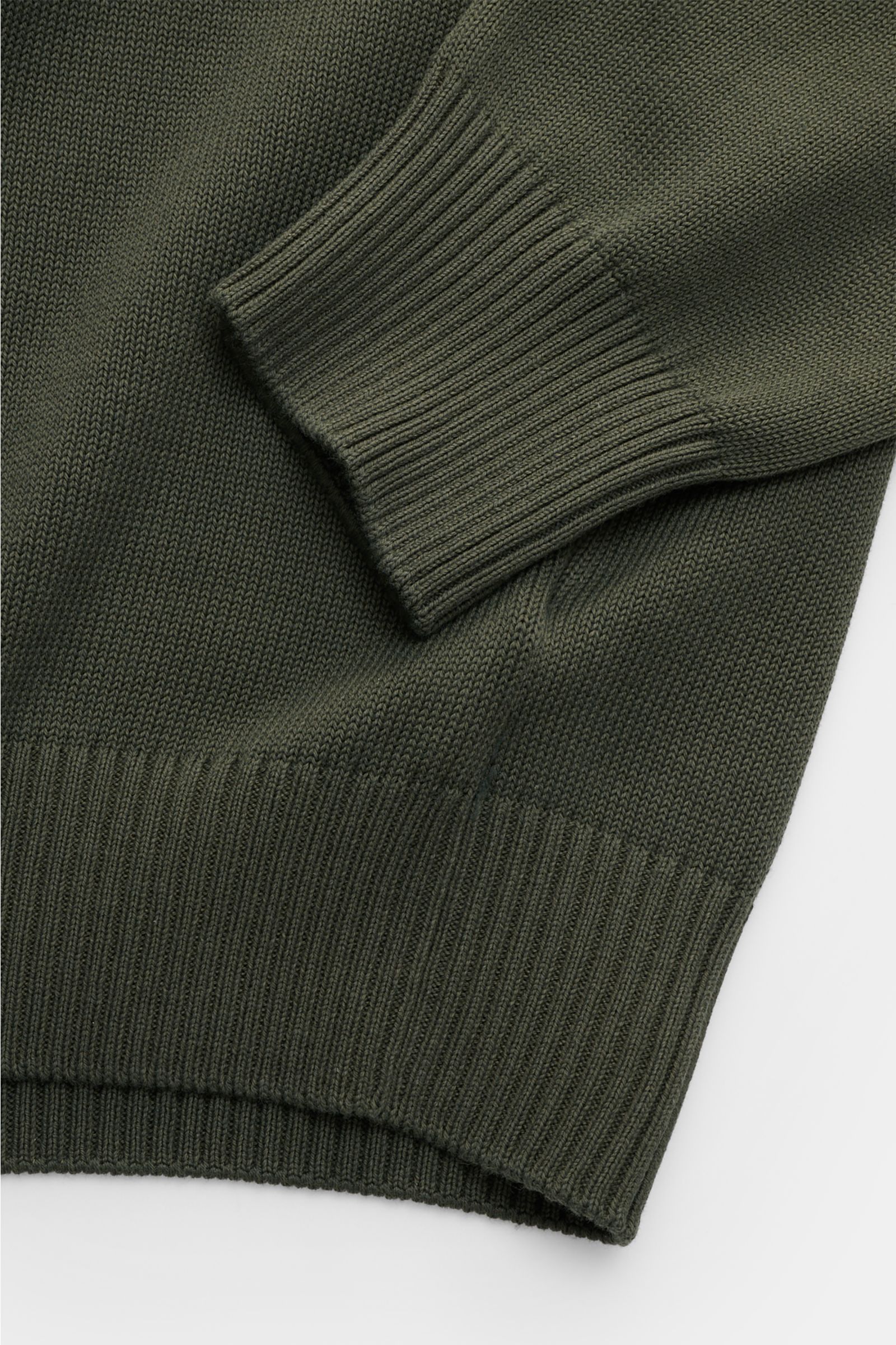 Gran Sasso Rundhalspullover dunkelgrün aus reiner Baumwolle, Slim Fit, weiches Strickbild, Rundhalsausschnitt, Rippbündchen, Detailaufnahme von Ärmel und Saum.