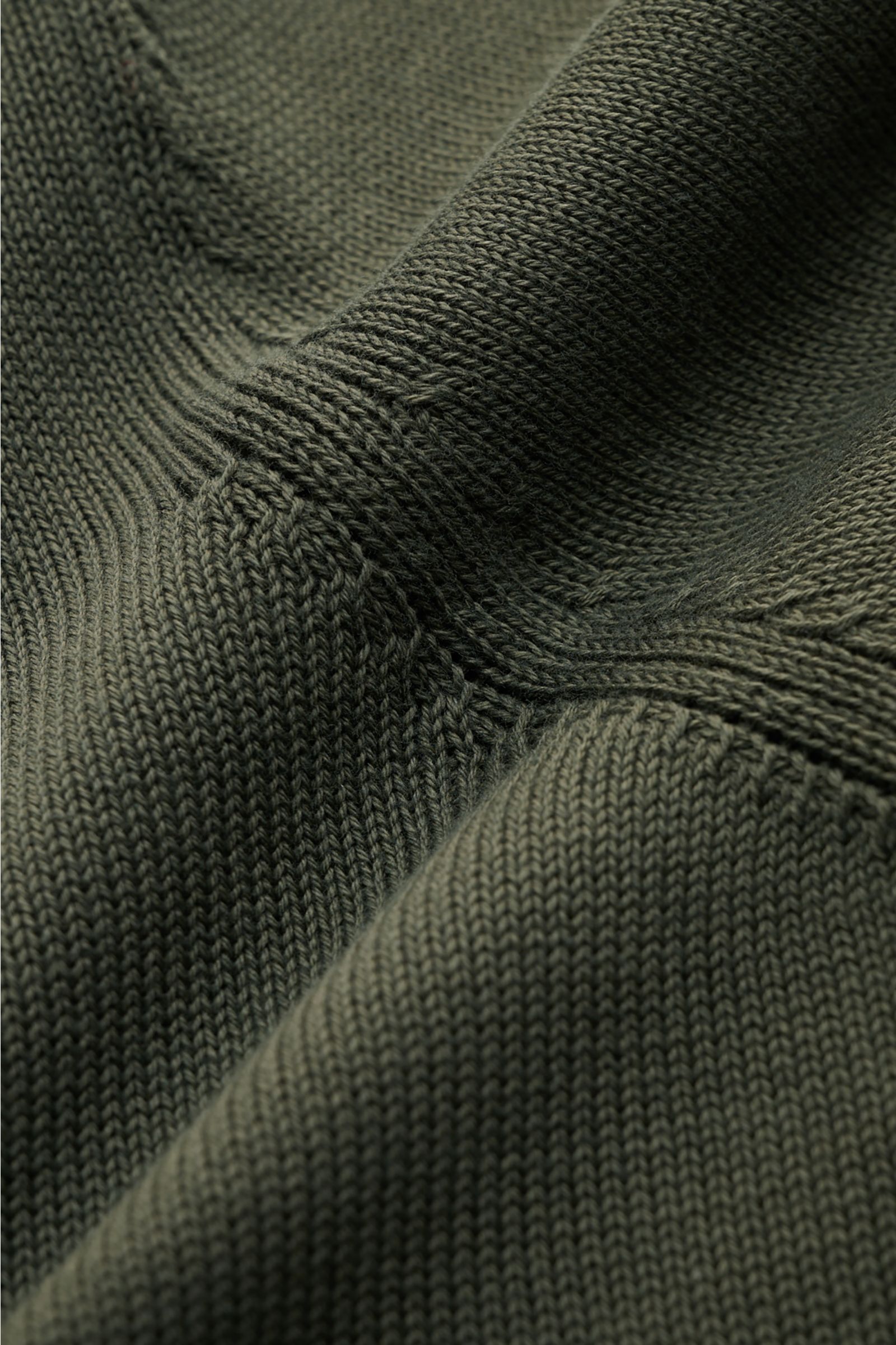 Nahaufnahme des dunkelgrünen Gran Sasso Rundhalspullover aus weicher reiner Baumwolle mit mittelfeinem Strickbild und Rippbündchen.
