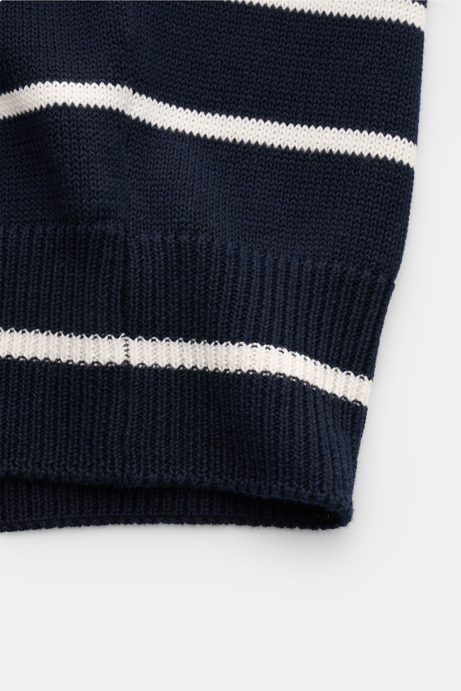Gran Sasso Kurzarmpullover navy/weiß gestreift, Nahaufnahme der Ärmelbündchen, Slim Fit, Bio-Baumwolle, weicher Griff, mittelfeines Strickbild, Rundhalsausschnitt.