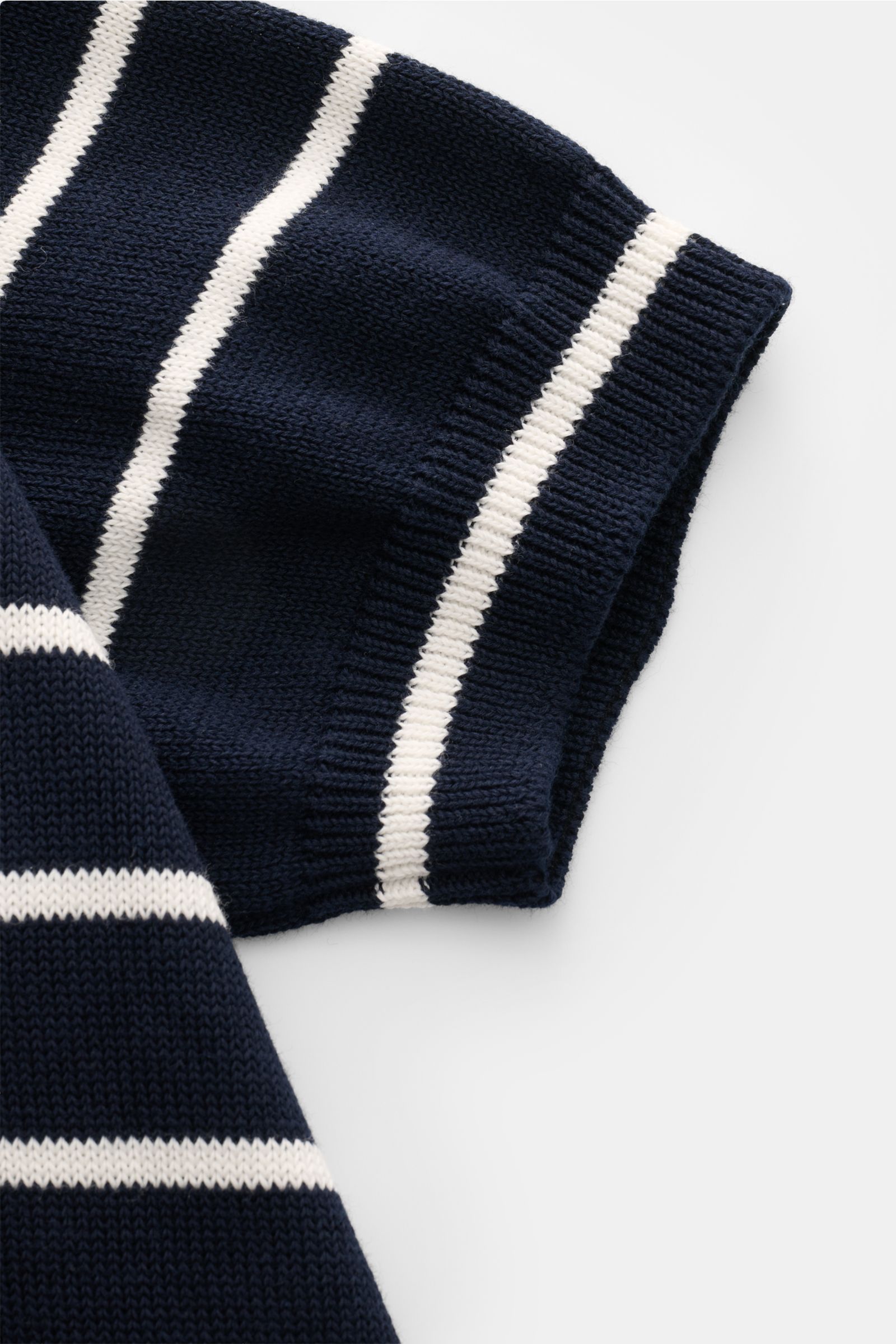 Gran Sasso Kurzarmpullover navy/weiß gestreift aus reiner Bio-Baumwolle, weicher Griff, mittelfeines Strickbild, Slim Fit, Nahaufnahme Ärmel mit Rundhalsausschnitt.