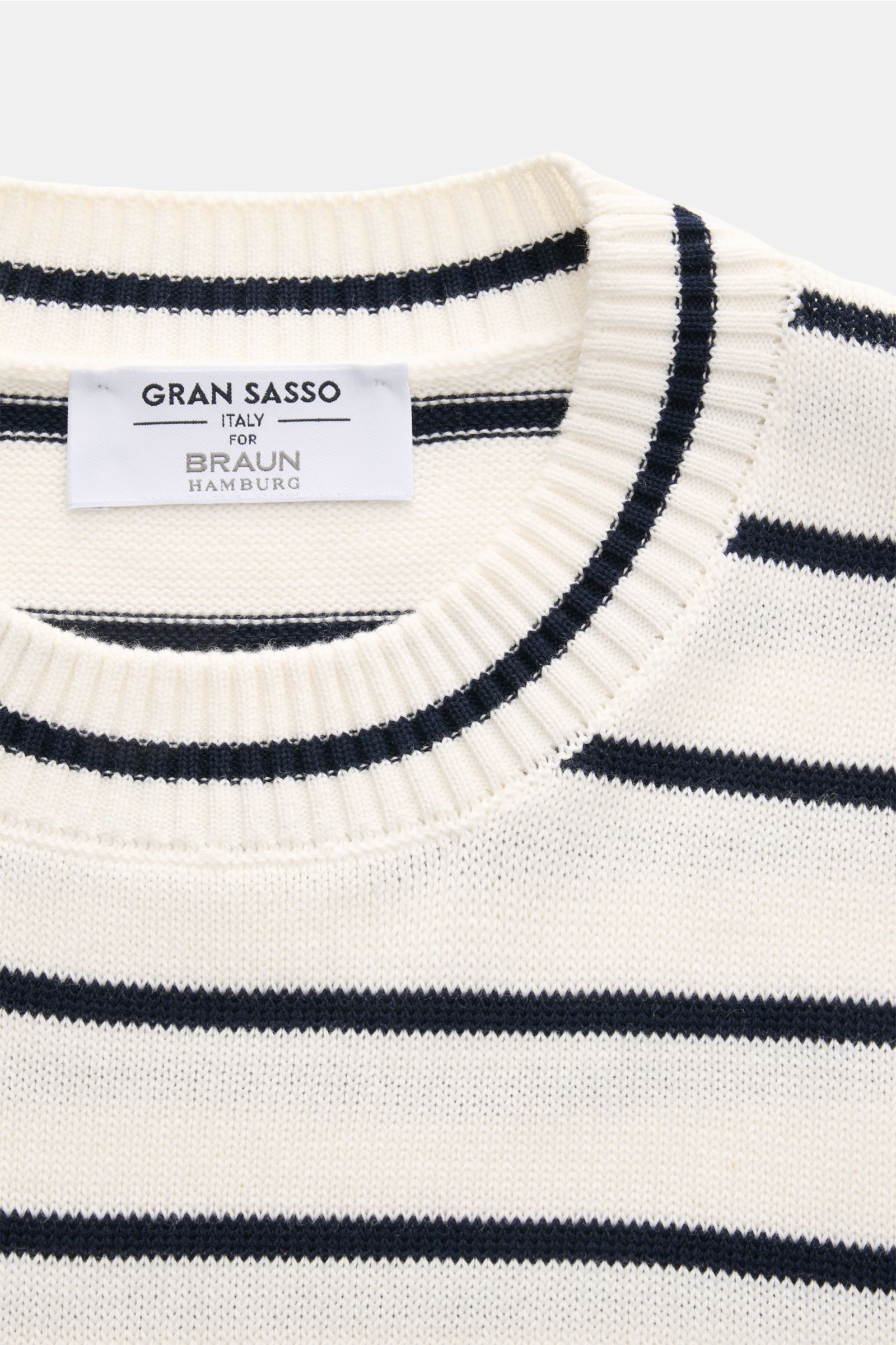 Gran Sasso Kurzarmpullover weiß/schwarz gestreift, Nahaufnahme von oben, weiche Bio-Baumwolle, schmale Streifen, Rundhalsausschnitt, Slim Fit.