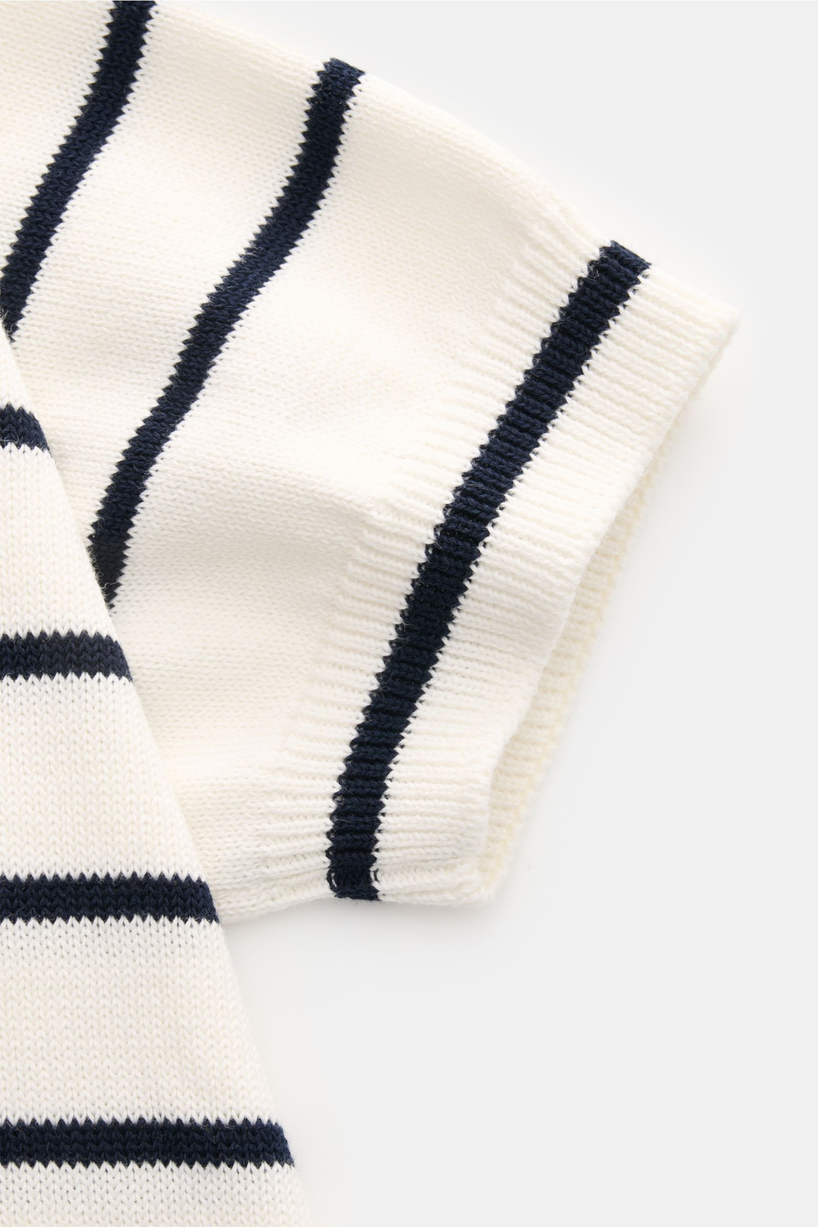 Gran Sasso Kurzarmpullover weiß/schwarz gestreift, Detailaufnahme von Ärmel mit schmalen Streifen, Bio-Baumwolle, weicher Griff, Slim Fit.