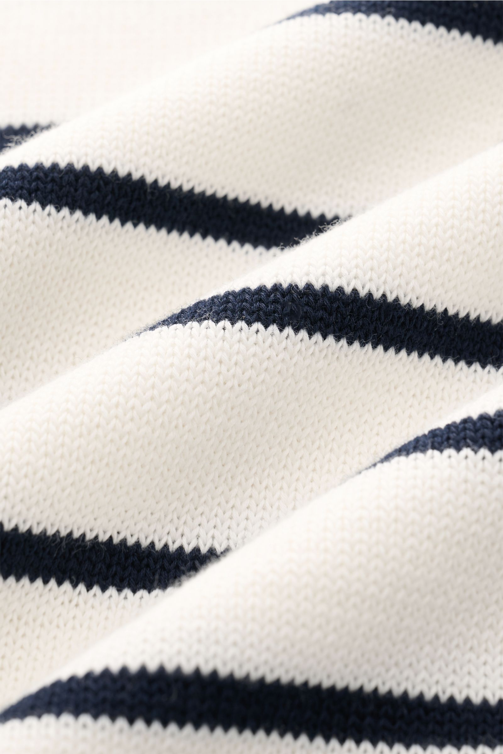 Nahaufnahme des Gran Sasso Kurzarmpullover weiß/schwarz gestreift aus reiner Bio-Baumwolle mit weichem Griff und mittelfeinem Strickbild.