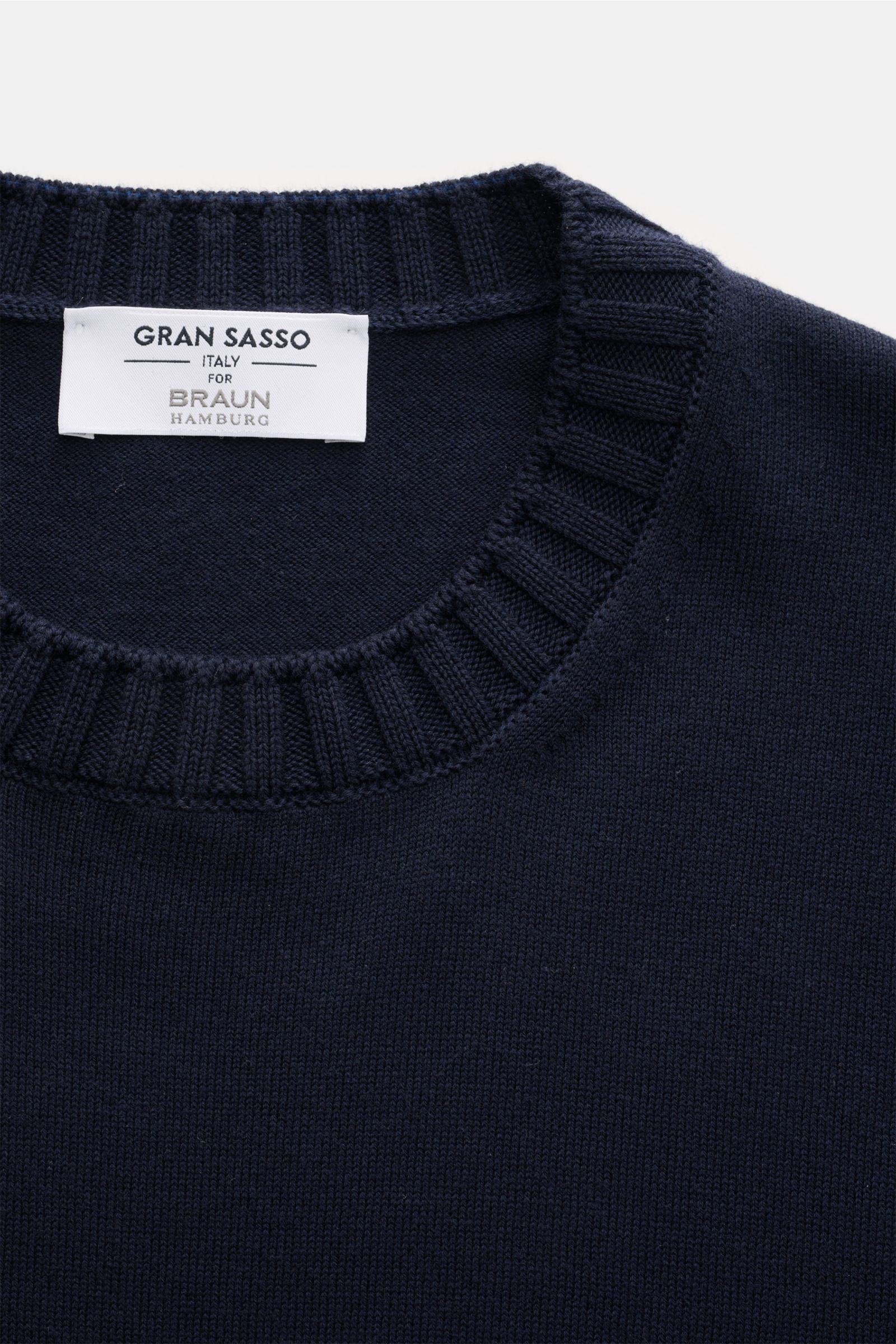 Gran Sasso Kurzarmpullover navy, Detailaufnahme von oben, reine Baumwolle, Slim Fit, Rundhalsausschnitt, weicher Griff, feines Strickbild, Rippbündchen.