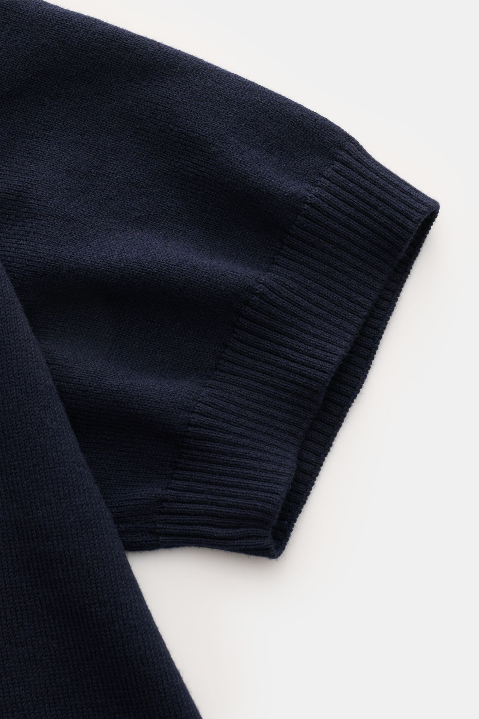 Gran Sasso Kurzarmpullover navy aus reiner Baumwolle, feines Strickbild, Slim Fit, Rundhalsausschnitt, Rippbündchen, Detailaufnahme Ärmel.