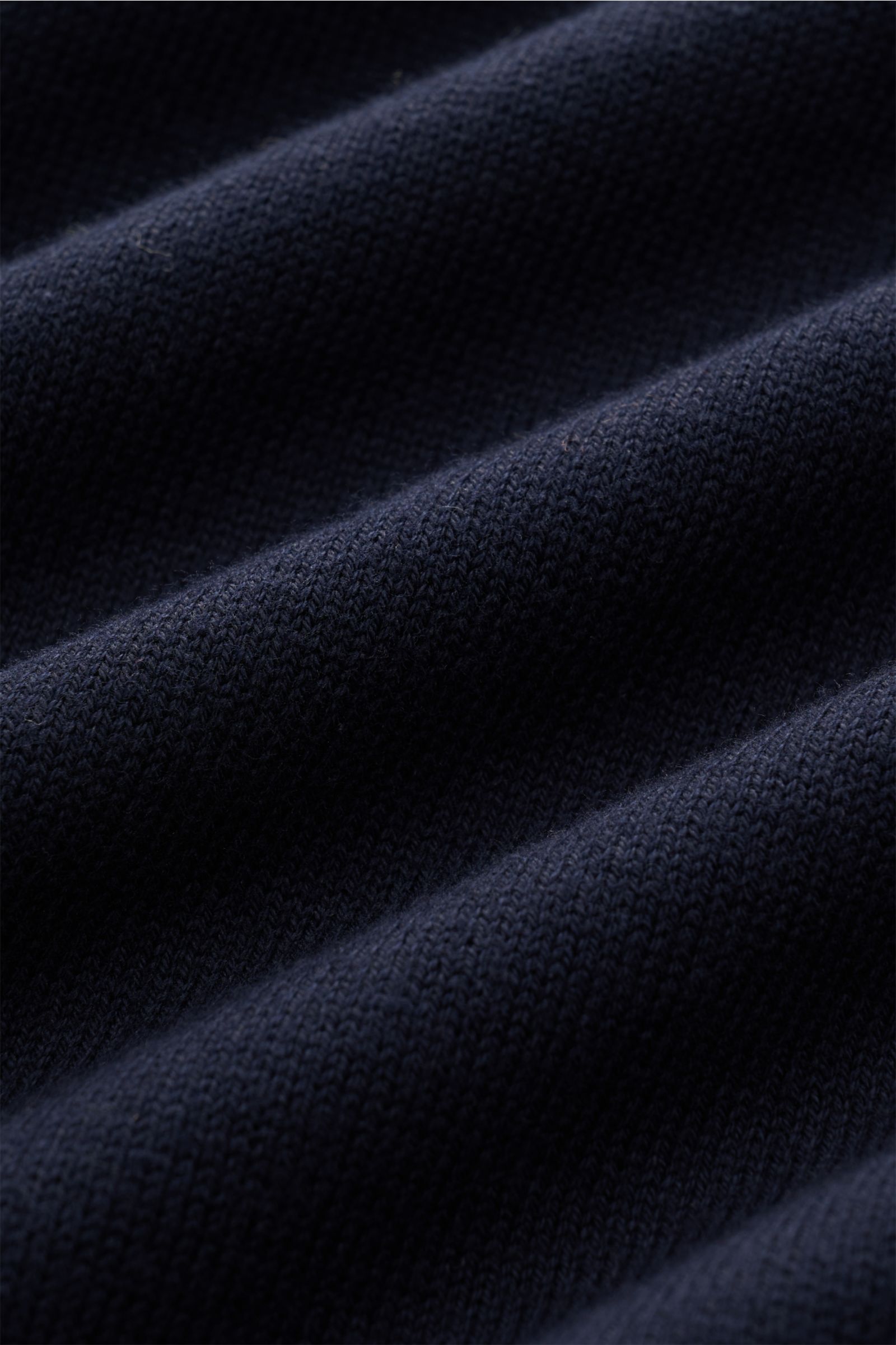 Gran Sasso Kurzarmpullover navy aus reiner Baumwolle mit Rundhalsausschnitt, feinem Strickbild, Slim Fit und Rippbündchen, Detailaufnahme.