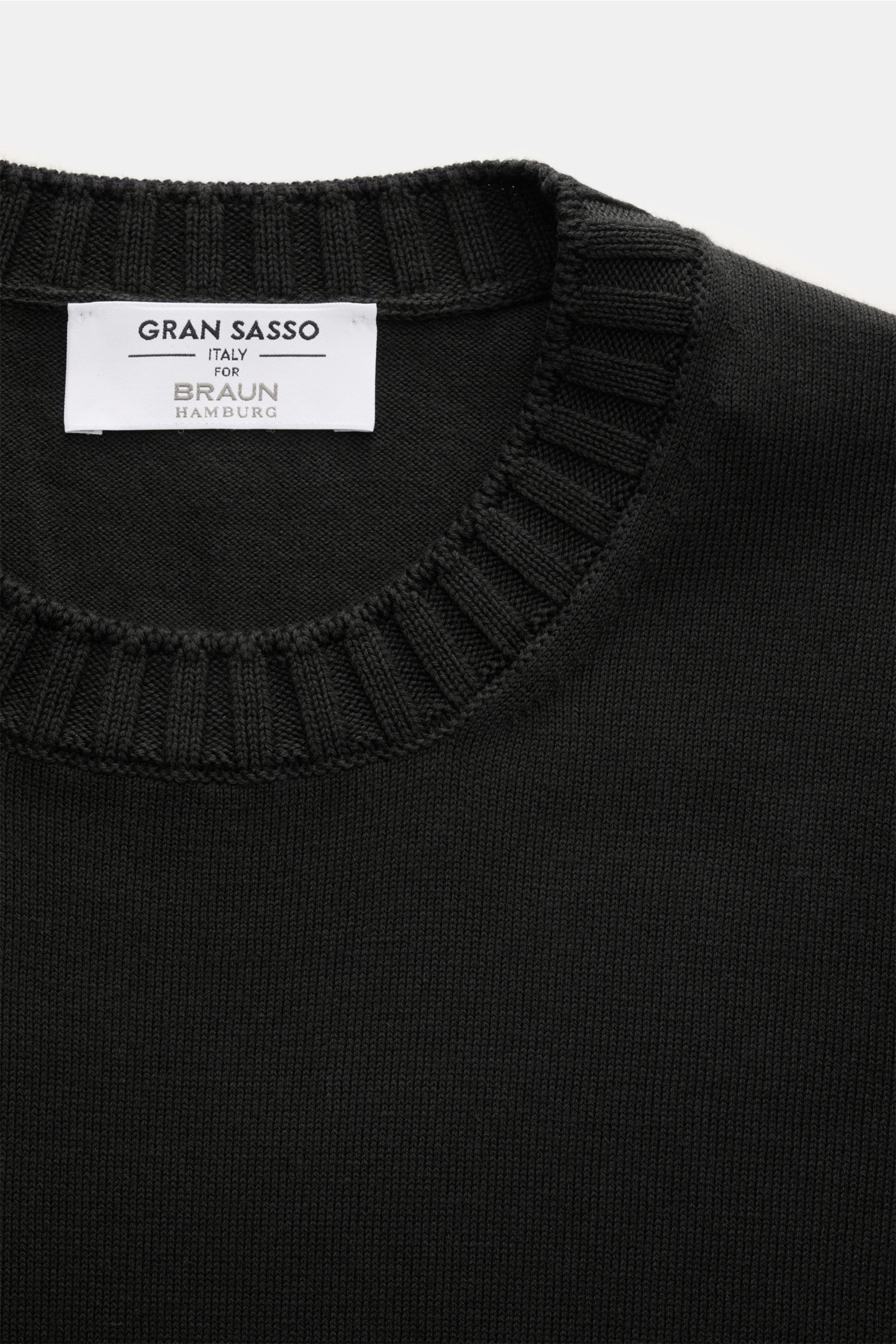 Gran Sasso Kurzarmpullover schwarz, Nahaufnahme von oben, reine Baumwolle, Slim Fit, Rundhalsausschnitt, feines Strickbild, Rippbündchen, weicher Griff.