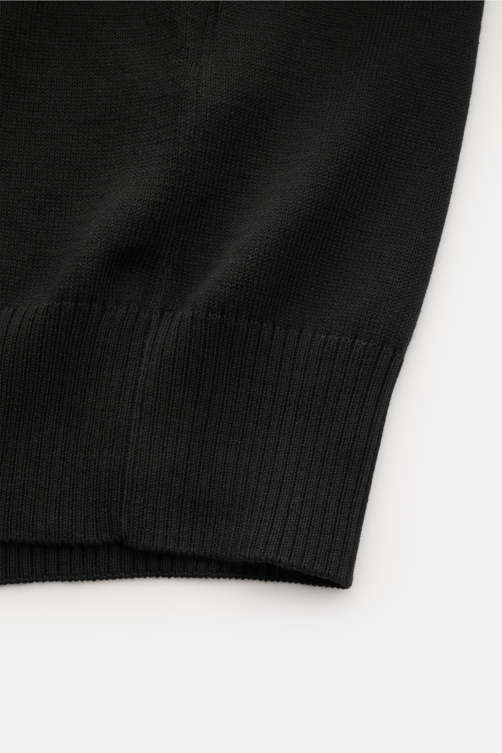 Detailaufnahme des schwarzen Gran Sasso Kurzarmpullovers aus reiner Baumwolle mit feinem Strickbild und Rippbündchen.