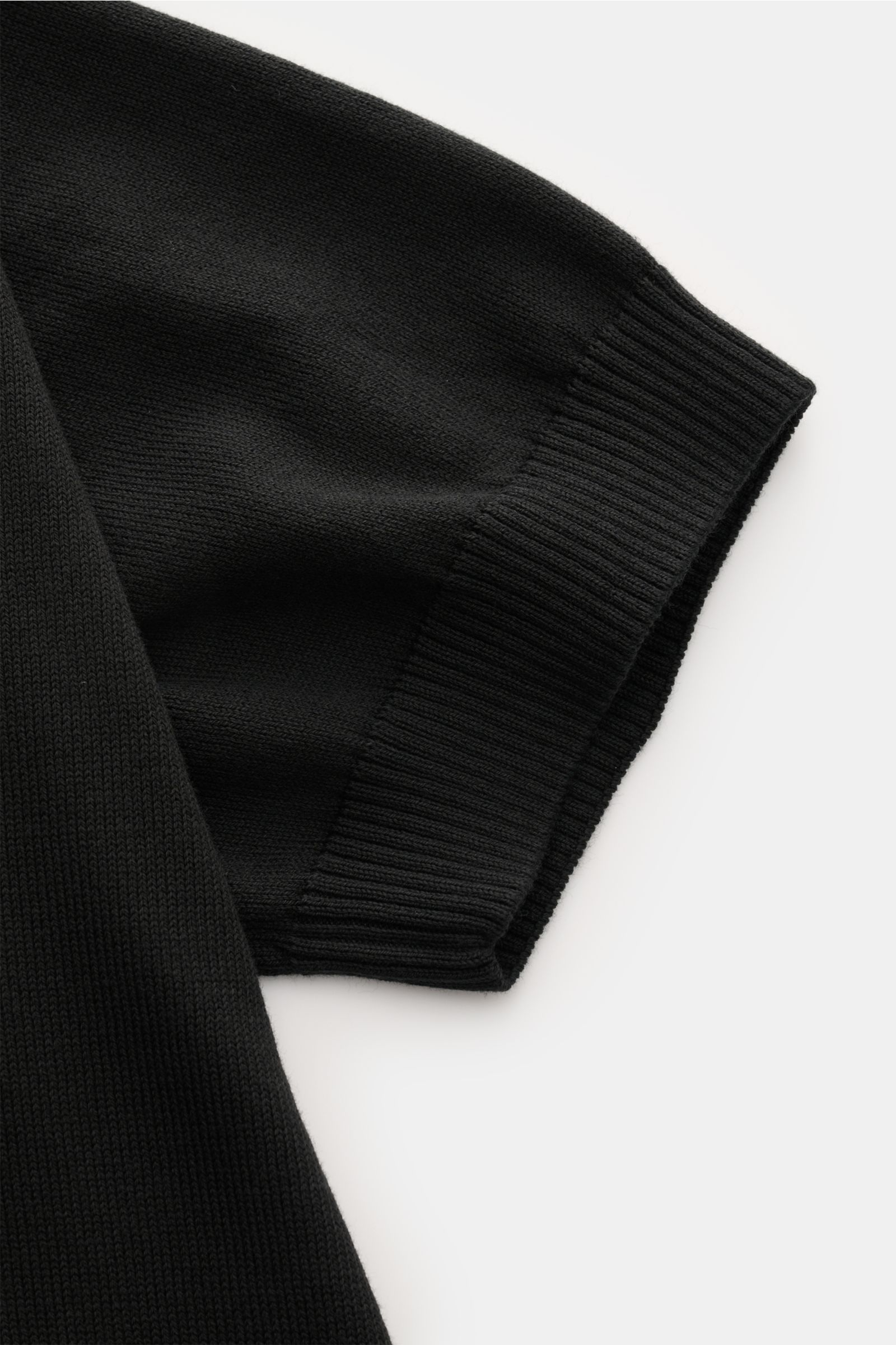 Gran Sasso Kurzarmpullover schwarz aus reiner Baumwolle, Slim Fit, Rundhalsausschnitt, feines Strickbild, Rippbündchen, Detailansicht Ärmel