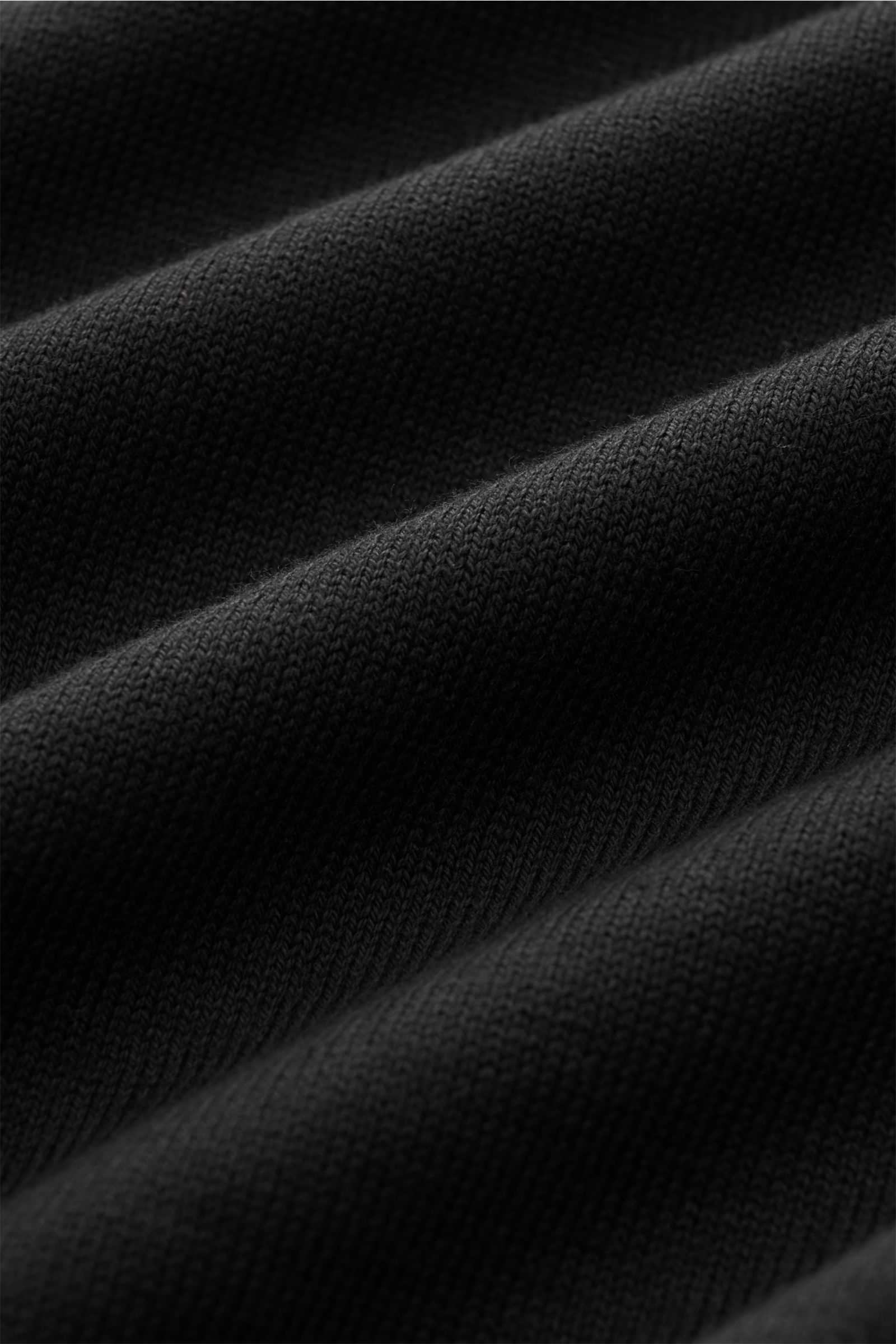 Gran Sasso Kurzarmpullover schwarz in Nahaufnahme, feines Strickbild, reine Baumwolle, Slim Fit, Rundhalsausschnitt, weicher Griff, Rippbündchen