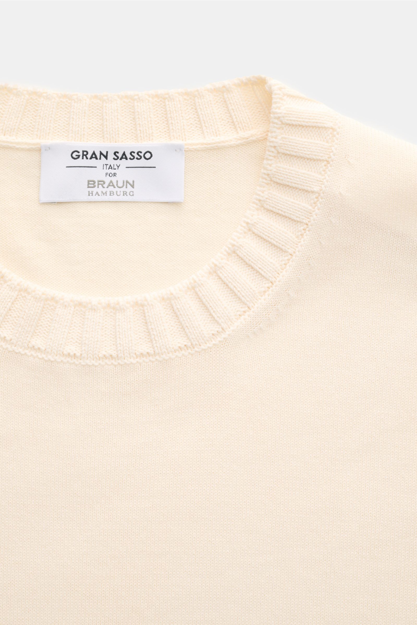 Gran Sasso Kurzarmpullover creme, Nahaufnahme von Rundhalsausschnitt mit Rippbündchen, reine Baumwolle, Slim Fit, feines Strickbild.