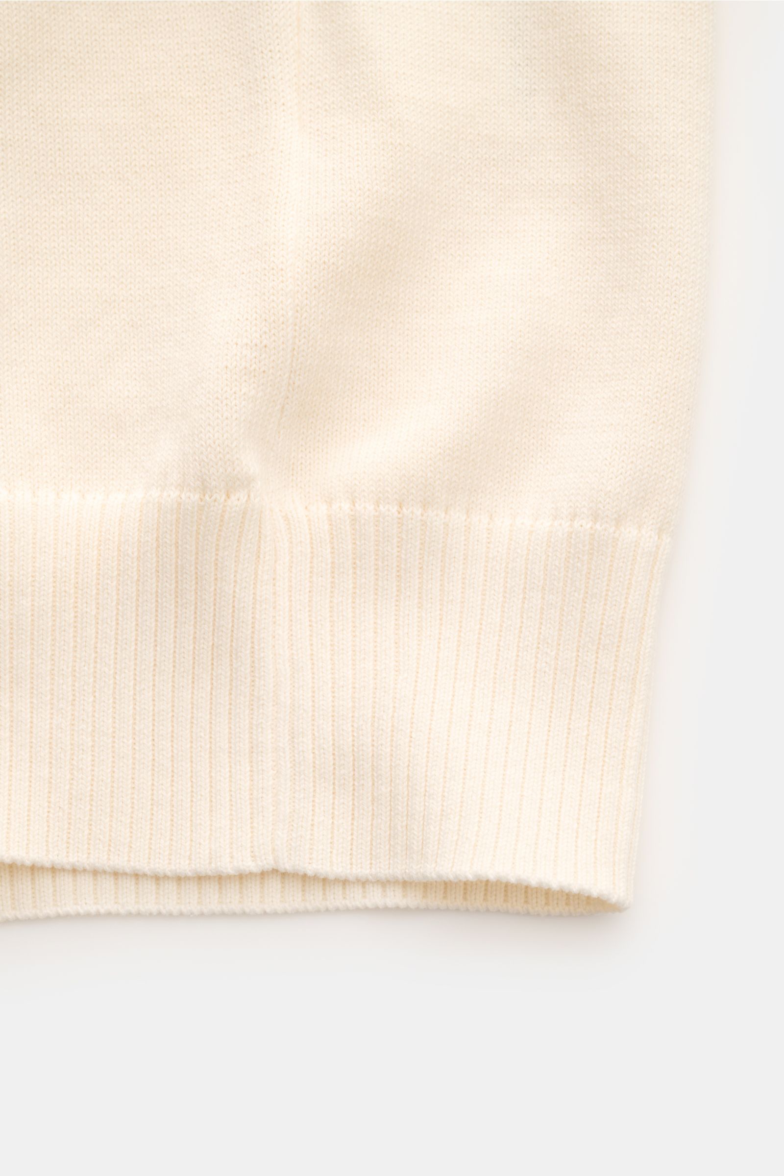 Gran Sasso Kurzarmpullover creme, Detailaufnahme von unten, reine Baumwolle, Slim Fit, Rundhalsausschnitt, weicher Griff, feines Strickbild, Rippbündchen