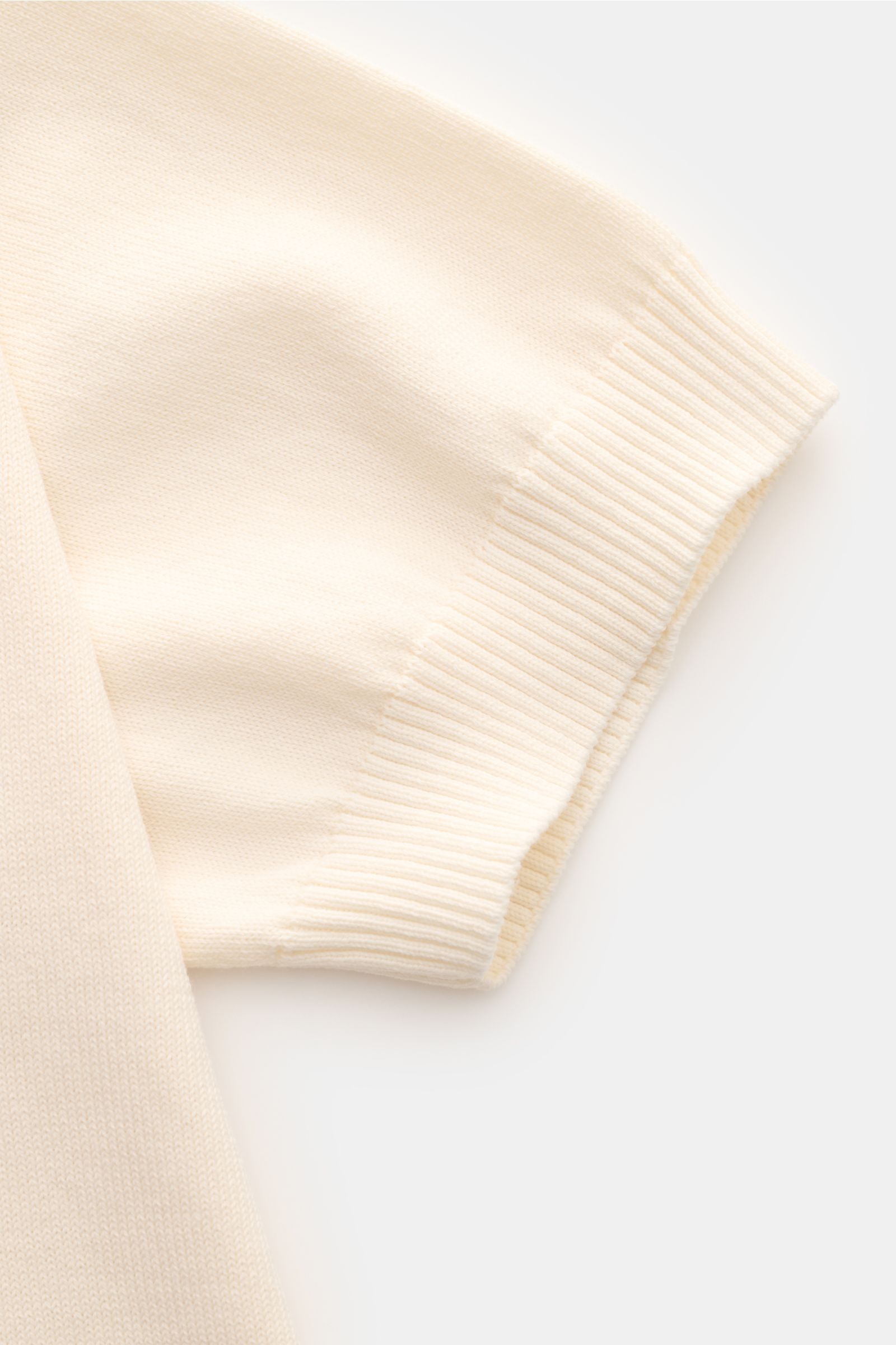Gran Sasso Kurzarmpullover creme, Nahaufnahme der kurzen Ärmel mit Rundhalsausschnitt, feines Strickbild, reine Baumwolle, Slim Fit, weicher Griff und komfortable Rippbündchen.
