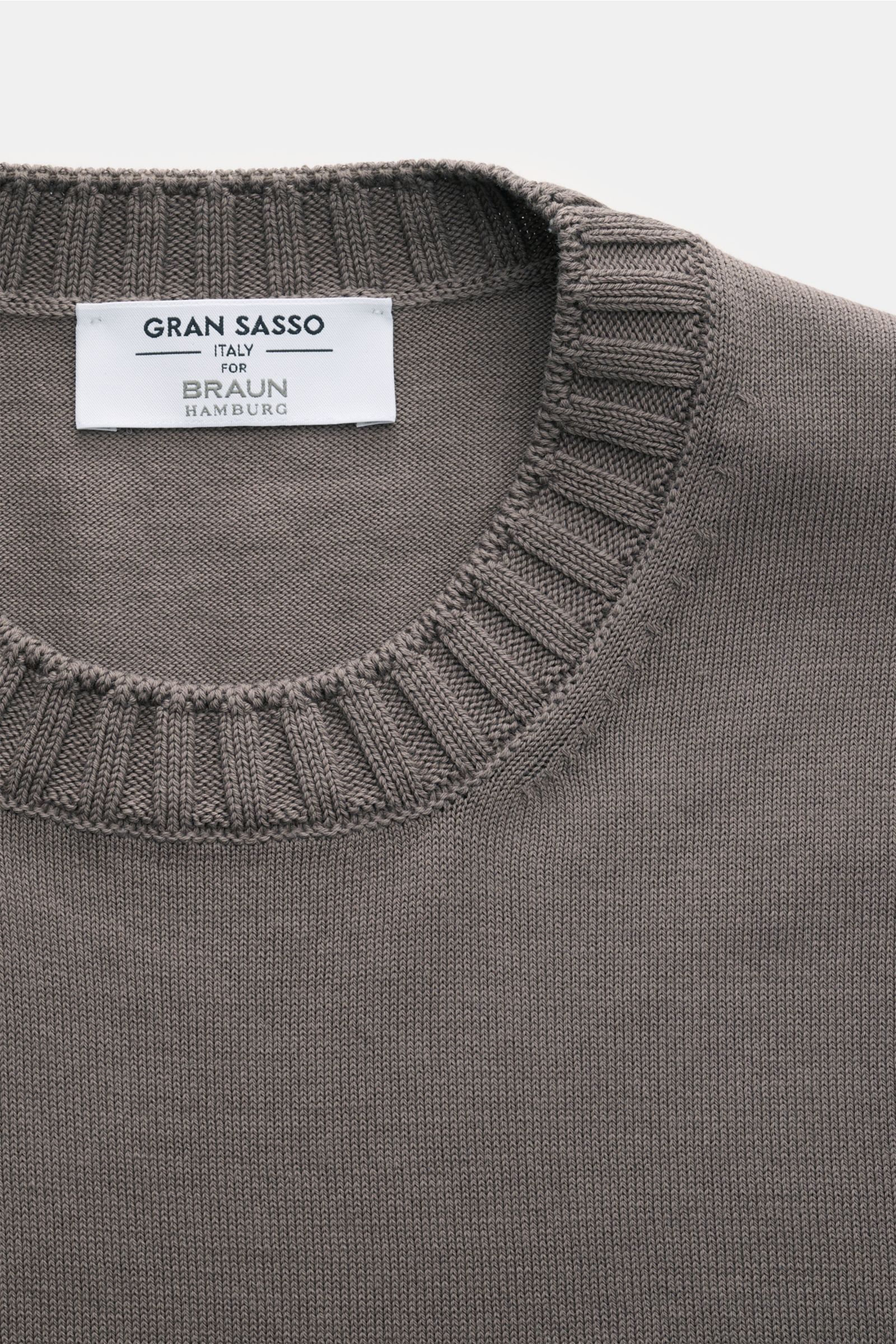 Gran Sasso Kurzarmpullover graubraun, Nahaufnahme von oben, reine Baumwolle, Rundhalsausschnitt, Slim Fit, weicher Griff, feines Strickbild.