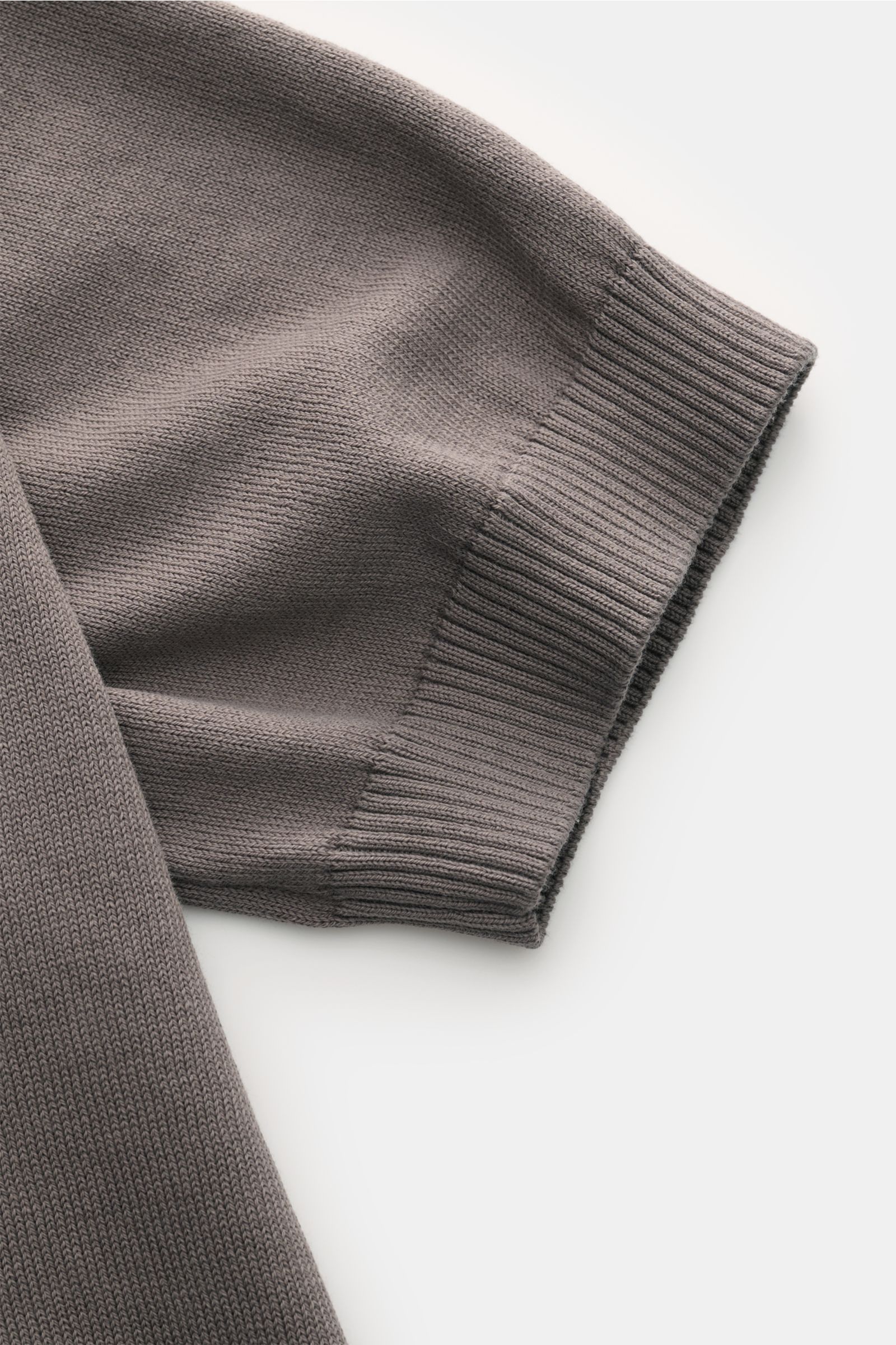 Gran Sasso Kurzarmpullover graubraun, seitliche Nahaufnahme, Slim Fit, reine Baumwolle, weicher Griff, feines Strickbild, Rundhalsausschnitt, Rippbündchen.