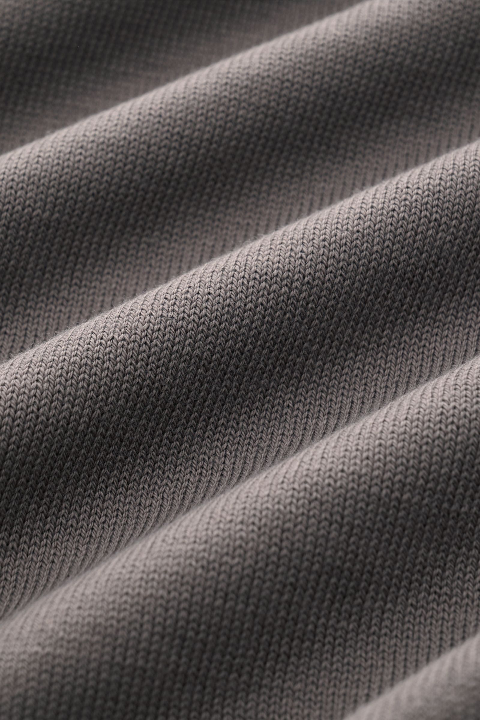 Gran Sasso Kurzarmpullover graubraun aus reiner Baumwolle, Slim Fit mit feinem Strickbild, Rundhalsausschnitt und Rippbündchen, Detailaufnahme.