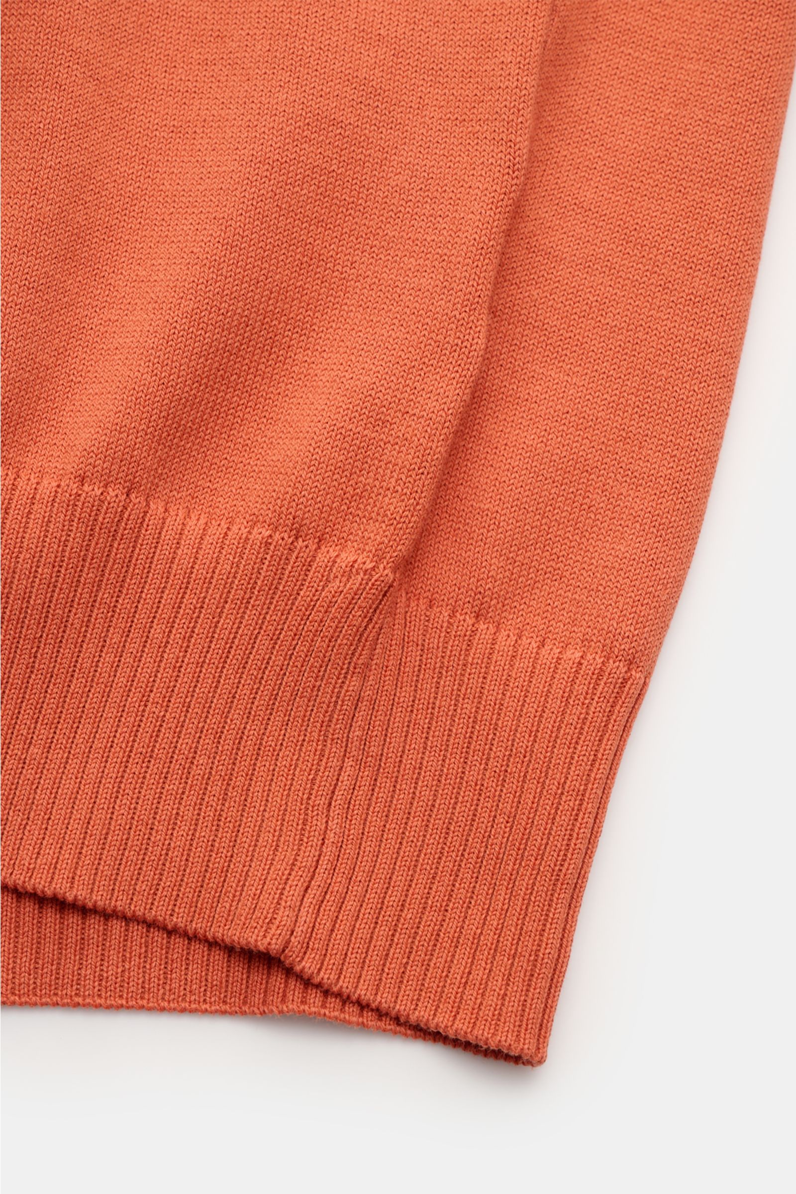 Nahaufnahme des orangefarbenen Gran Sasso Kurzarmpullovers aus reiner Baumwolle mit feinem Strickbild und komfortablen Rippbündchen.