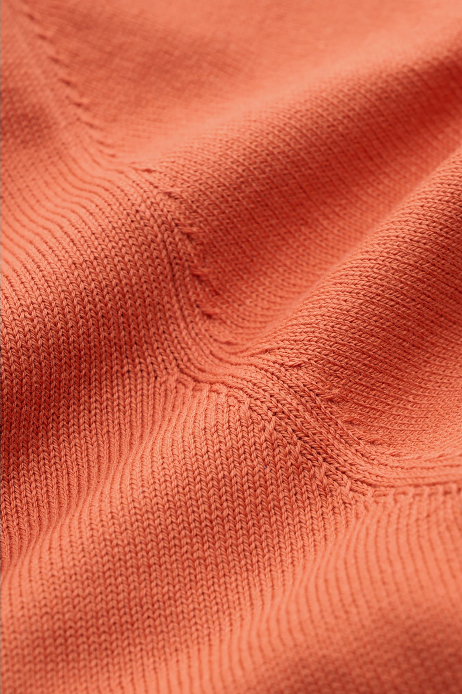 Nahaufnahme des feinen Strickbilds vom Gran Sasso Kurzarmpullover orange aus reiner Baumwolle mit Rundhalsausschnitt und Rippbündchen.