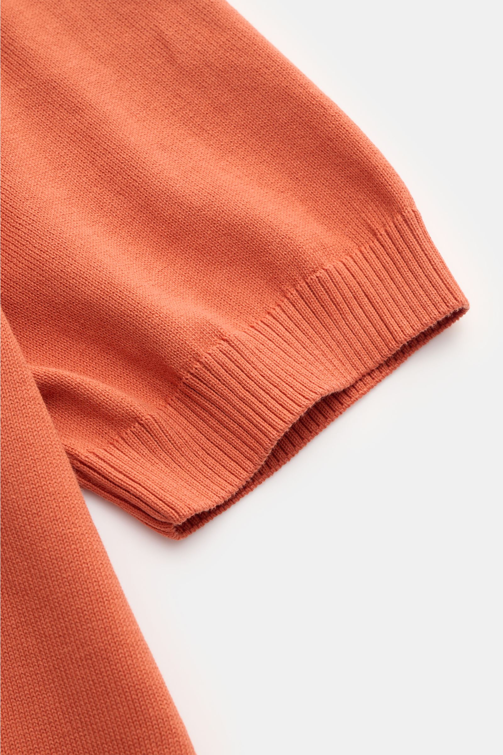 Nahaufnahme des Ärmelendes vom Gran Sasso Kurzarmpullover orange, reine Baumwolle, Slim Fit, Rundhalsausschnitt, feines Strickbild, Rippbündchen.