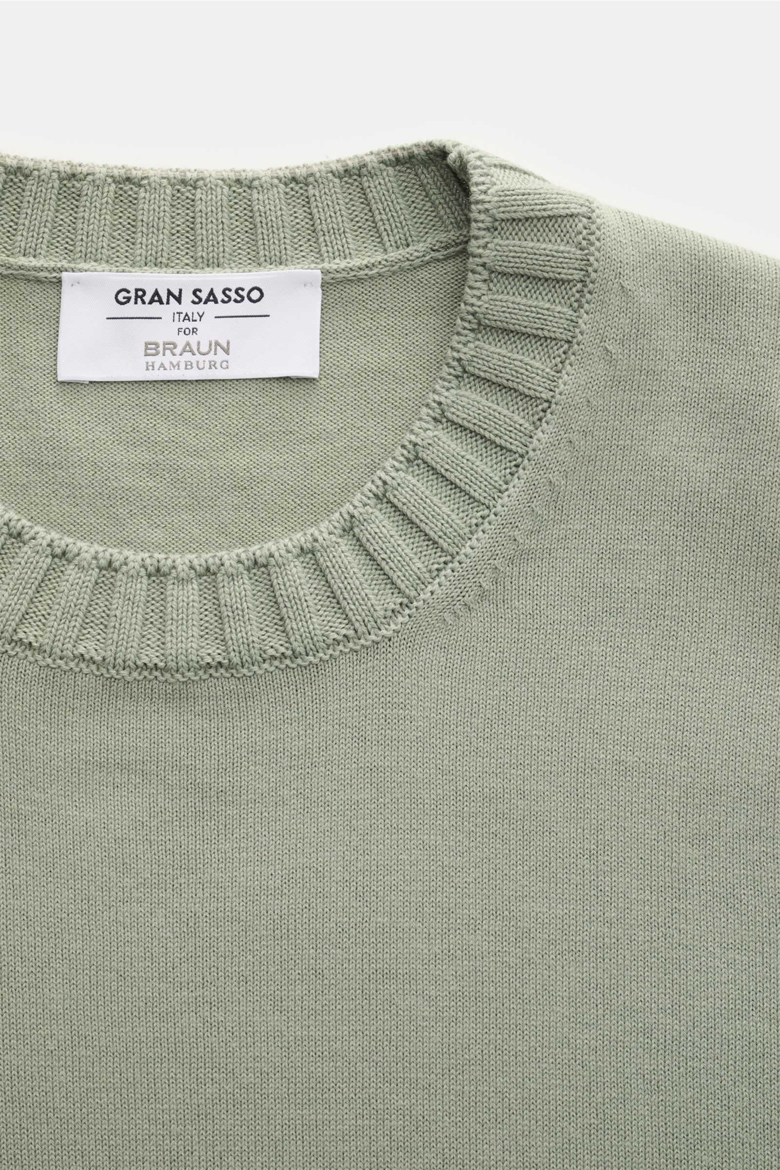 Gran Sasso Kurzarmpullover salbei in Slim Fit, feines Strickbild, Rundhalsausschnitt, komfortable Rippbündchen, reine Baumwolle, Nahaufnahme von oben.