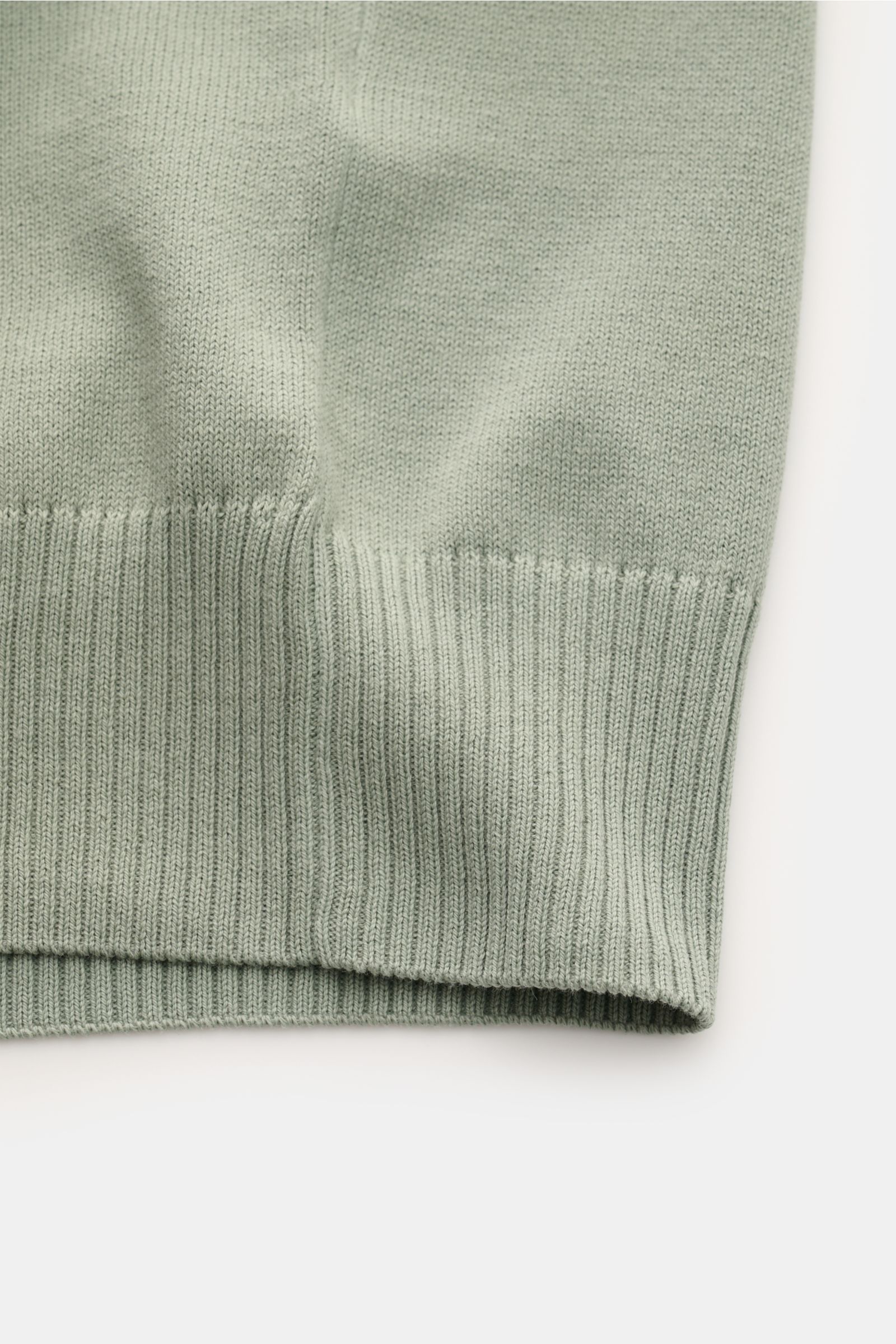 Gran Sasso Kurzarmpullover salbei in Nahaufnahme, Rundhalsausschnitt, feines Strickbild, Slim Fit, reine Baumwolle, weicher Griff, Rippbündchen.