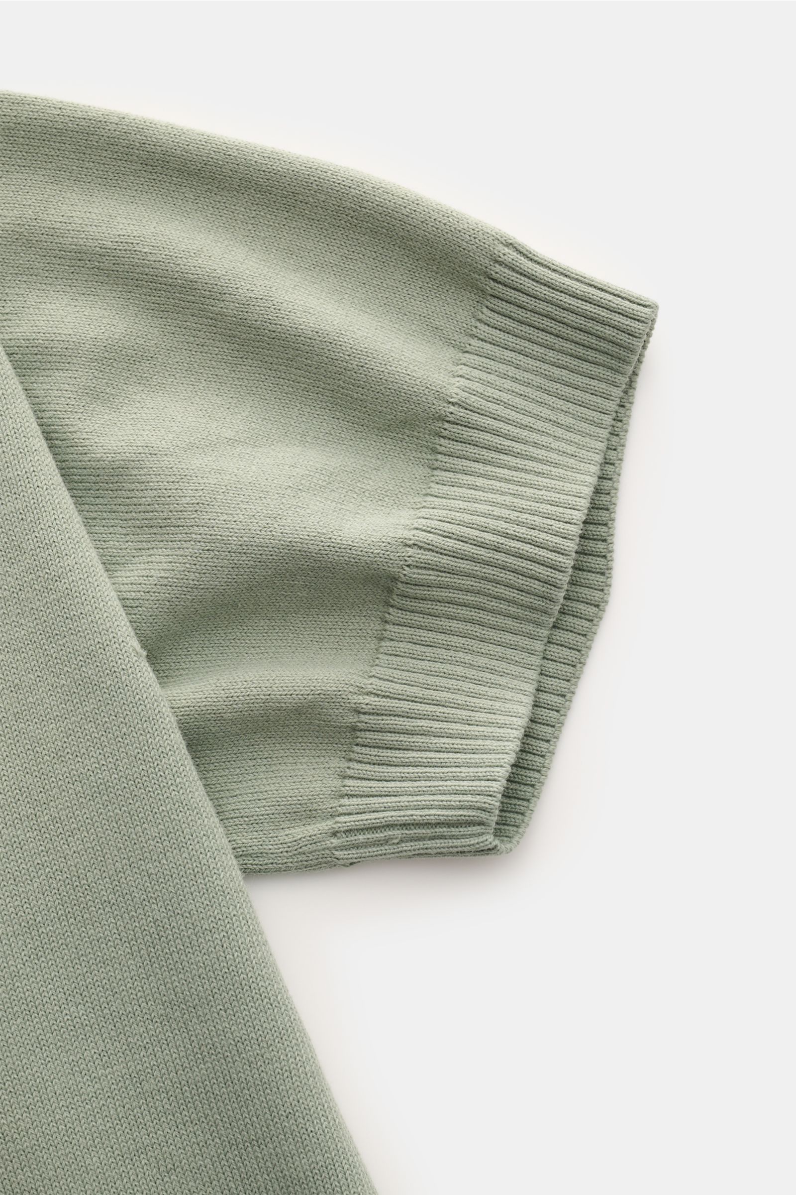 Gran Sasso Kurzarmpullover salbei aus reiner Baumwolle, slim fit, Rundhalsausschnitt, feines Strickbild und Rippbündchen, Detailaufnahme Ärmel.