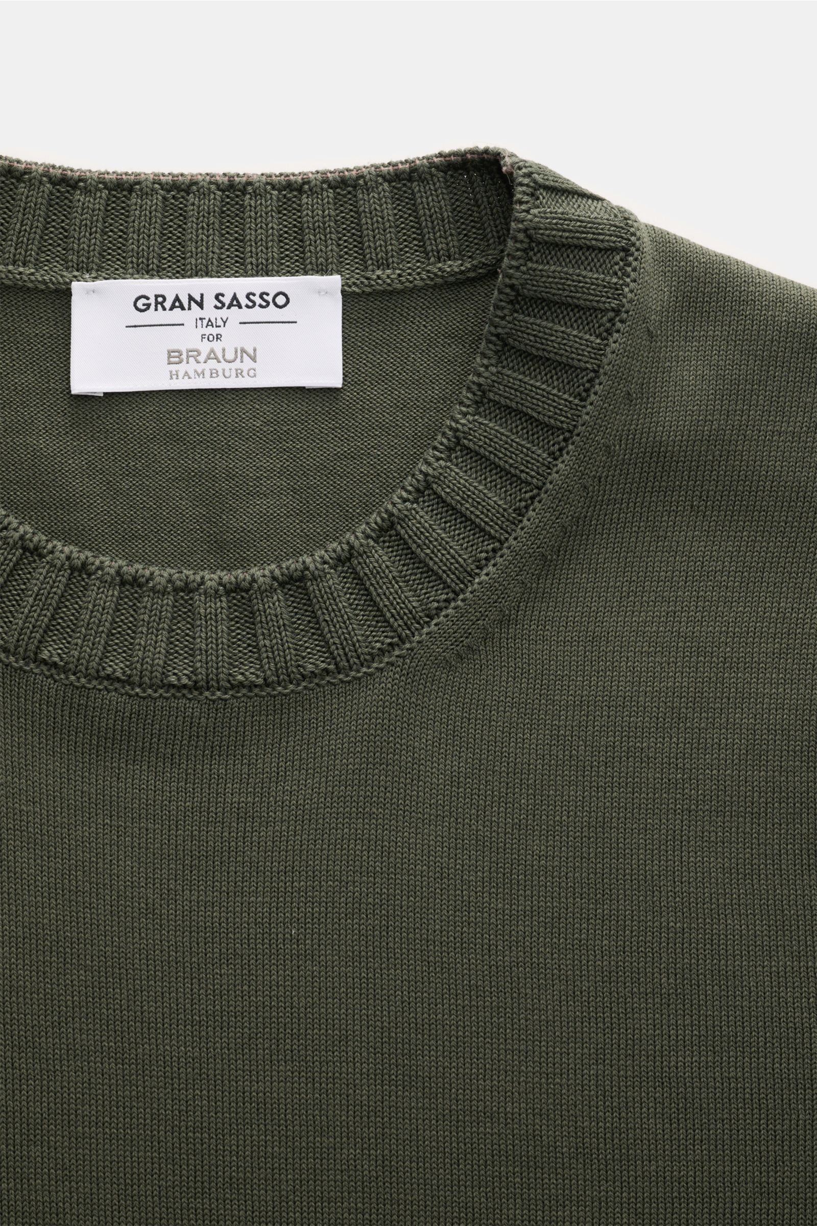 Gran Sasso Kurzarmpullover dunkelgrün, Nahaufnahme von oben auf Rundhalsausschnitt mit Rippbündchen, reine Baumwolle, Slim Fit, feines Strickbild.