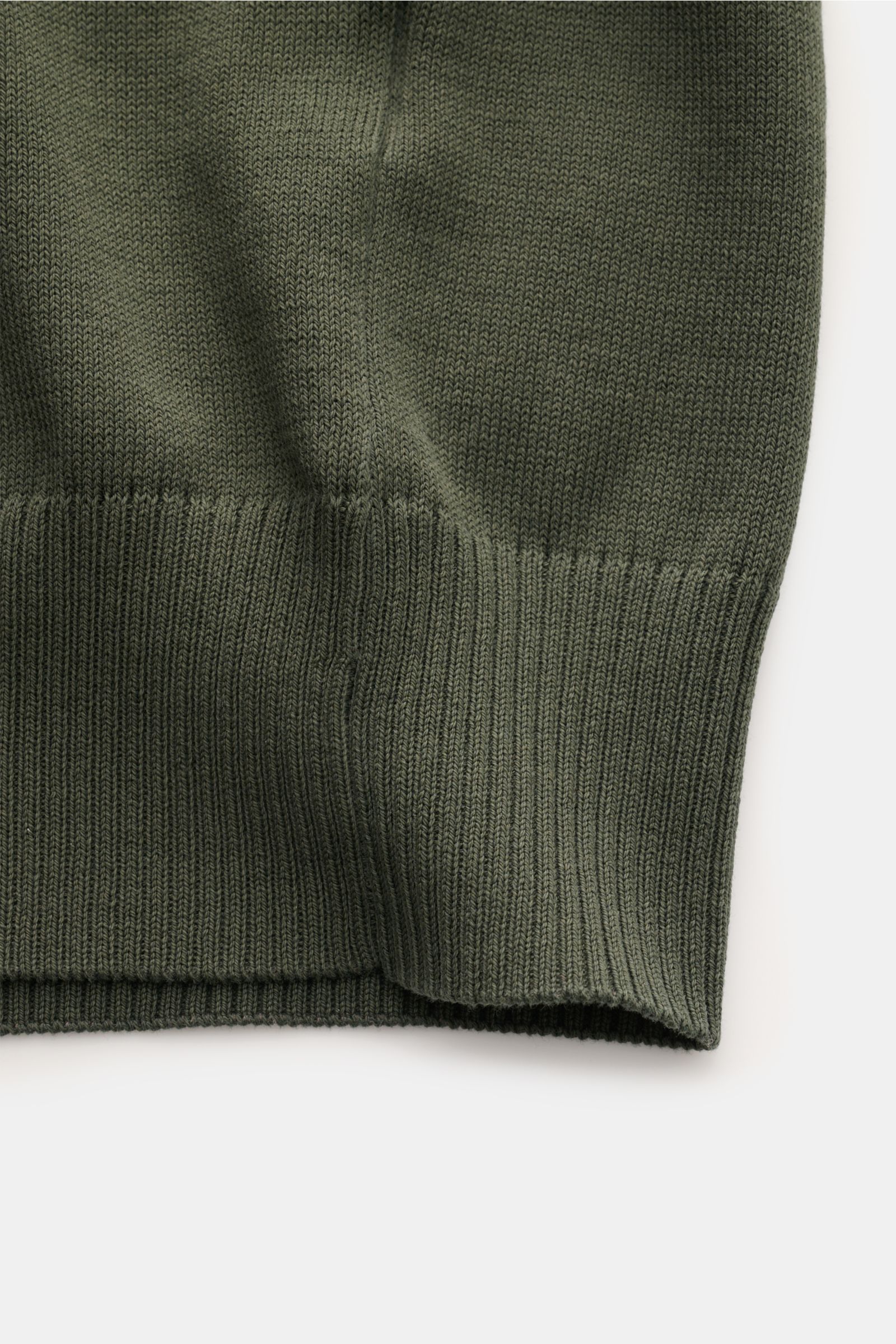 Gran Sasso Kurzarmpullover dunkelgrün aus reiner Baumwolle, Slim Fit mit feinem Strickbild, Rundhalsausschnitt, Rippbündchen, Nahaufnahme von Saum und Ärmel.