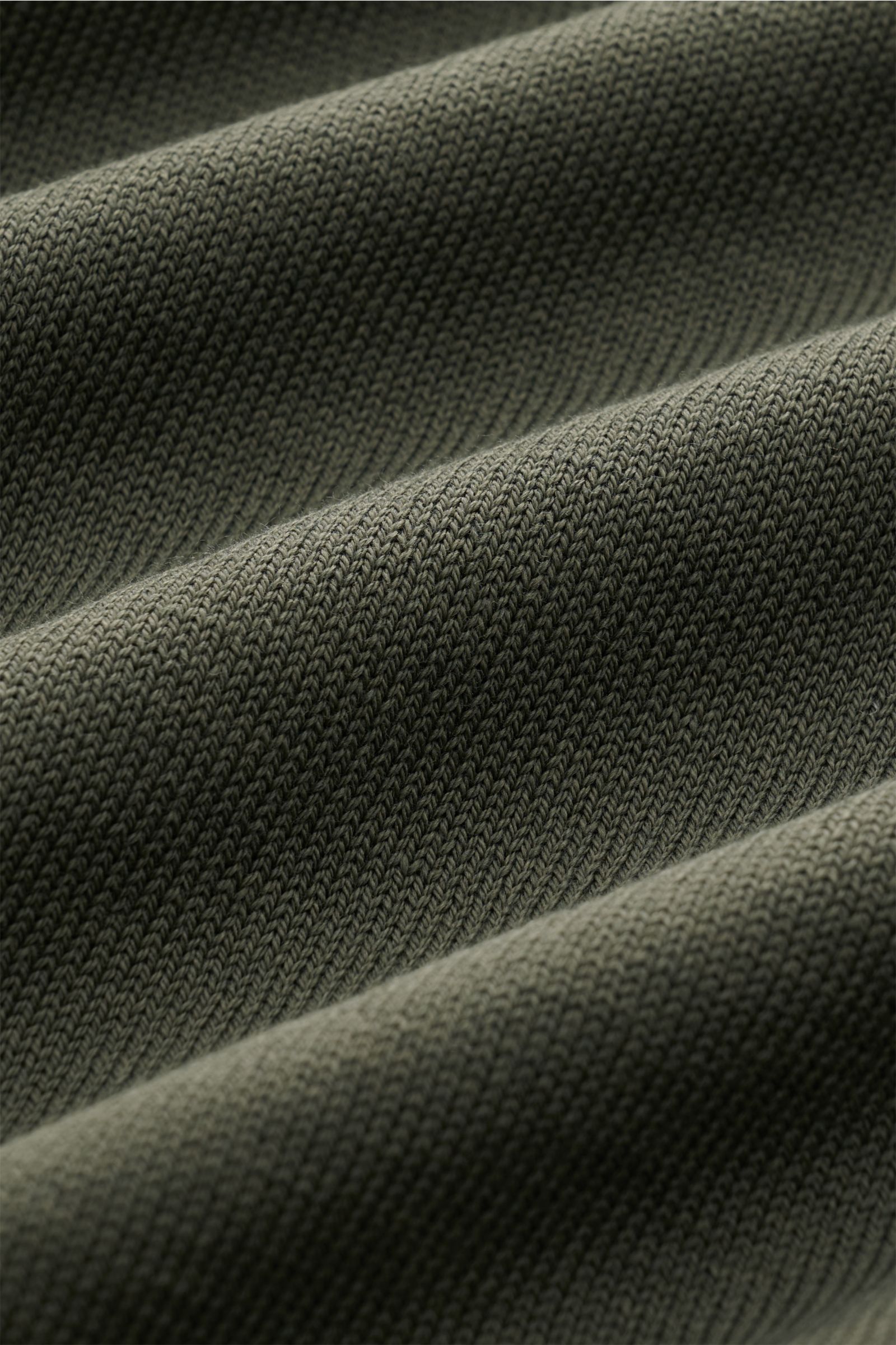 Gran Sasso Kurzarmpullover dunkelgrün aus reiner Baumwolle, feines Strickbild, Rundhalsausschnitt, Slim Fit, Detailaufnahme Stoffstruktur.