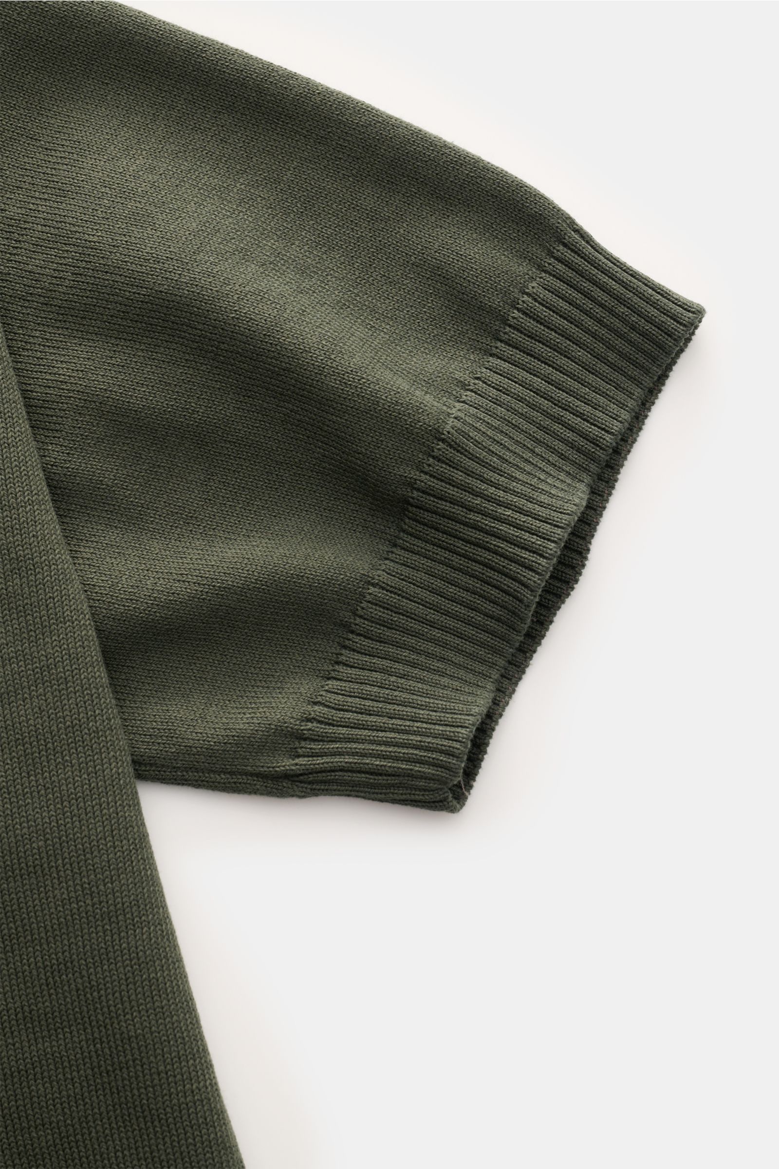 Gran Sasso Kurzarmpullover dunkelgrün aus reiner Baumwolle mit feinem Strickbild, Slim Fit, Rundhalsausschnitt und Rippbündchen, Nahaufnahme Ärmel.