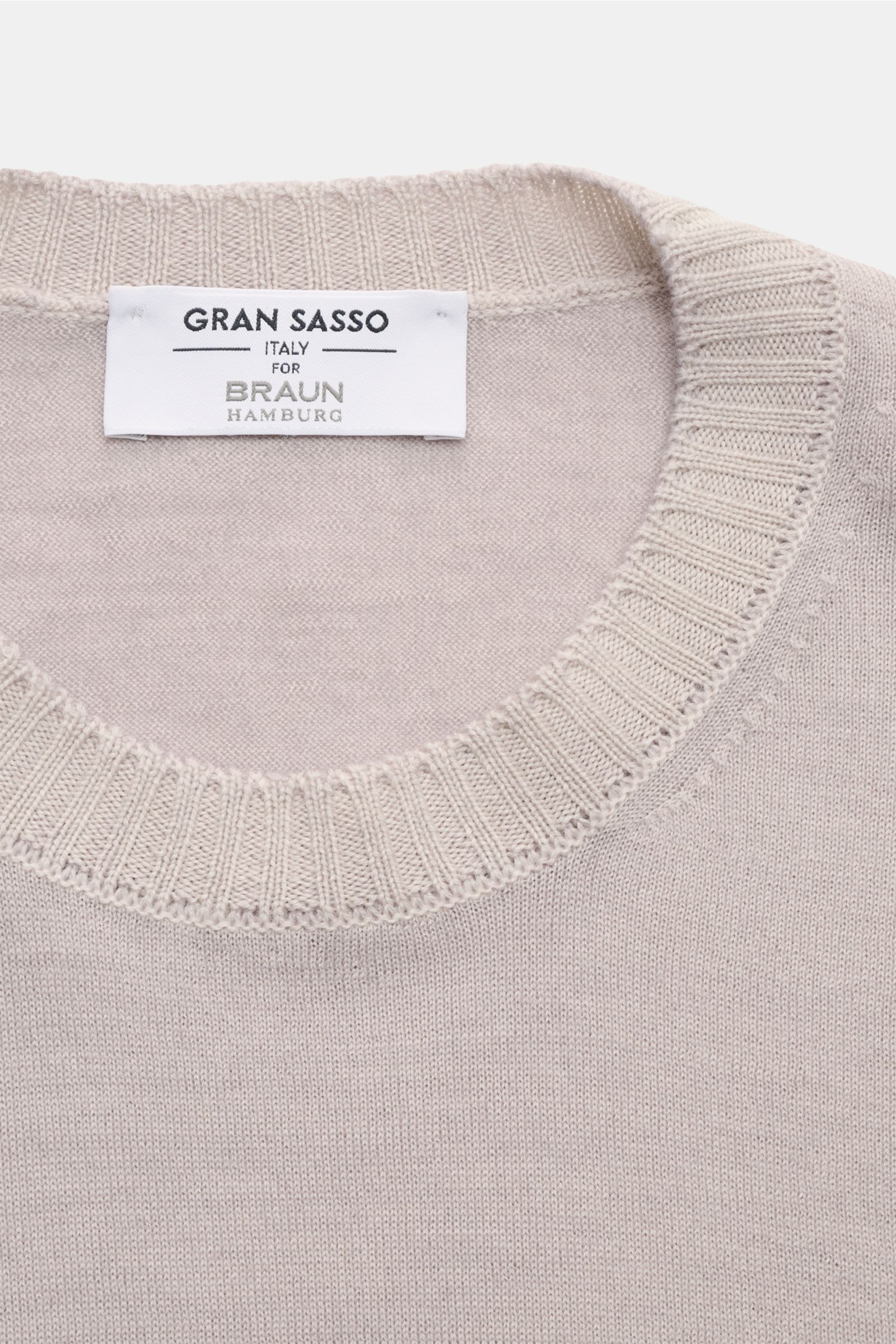 Gran Sasso Rundhalspullover grau aus reiner Wolle mit feinem Strickbild, Slim Fit, Rundhalsausschnitt und komfortablen Rippbündchen, Detailansicht von oben.