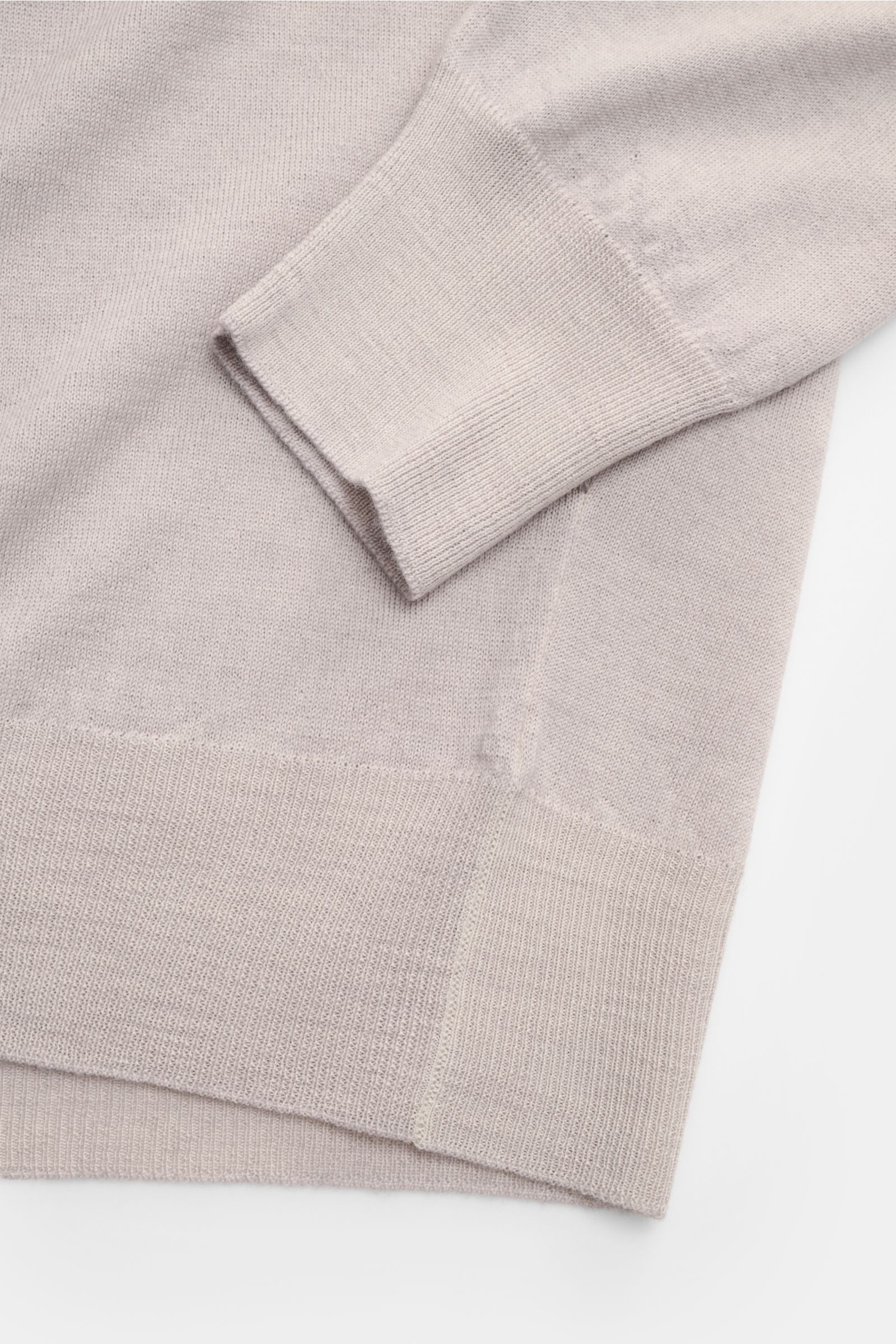 Gran Sasso Rundhalspullover grau aus reiner Wolle, Slim Fit mit Rundhalsausschnitt, weichem Griff, feinem Strickbild und Rippbündchen, Detailaufnahme von Ärmel und Saum.