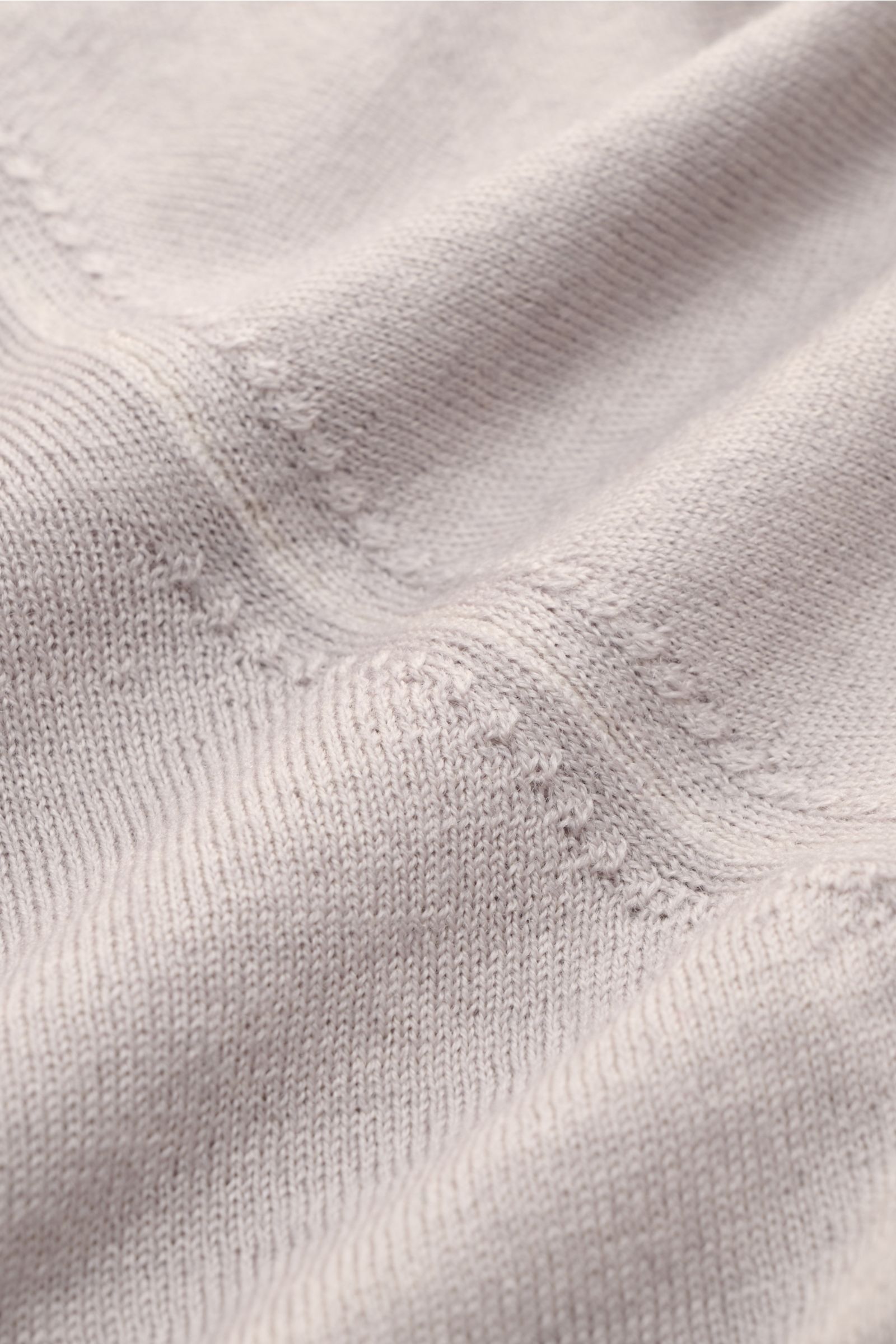 Gran Sasso Rundhalspullover grau, Detailaufnahme des feinen Strickbilds aus reiner Wolle mit weichem Griff, Slim Fit, Rundhals und Rippbündchen.