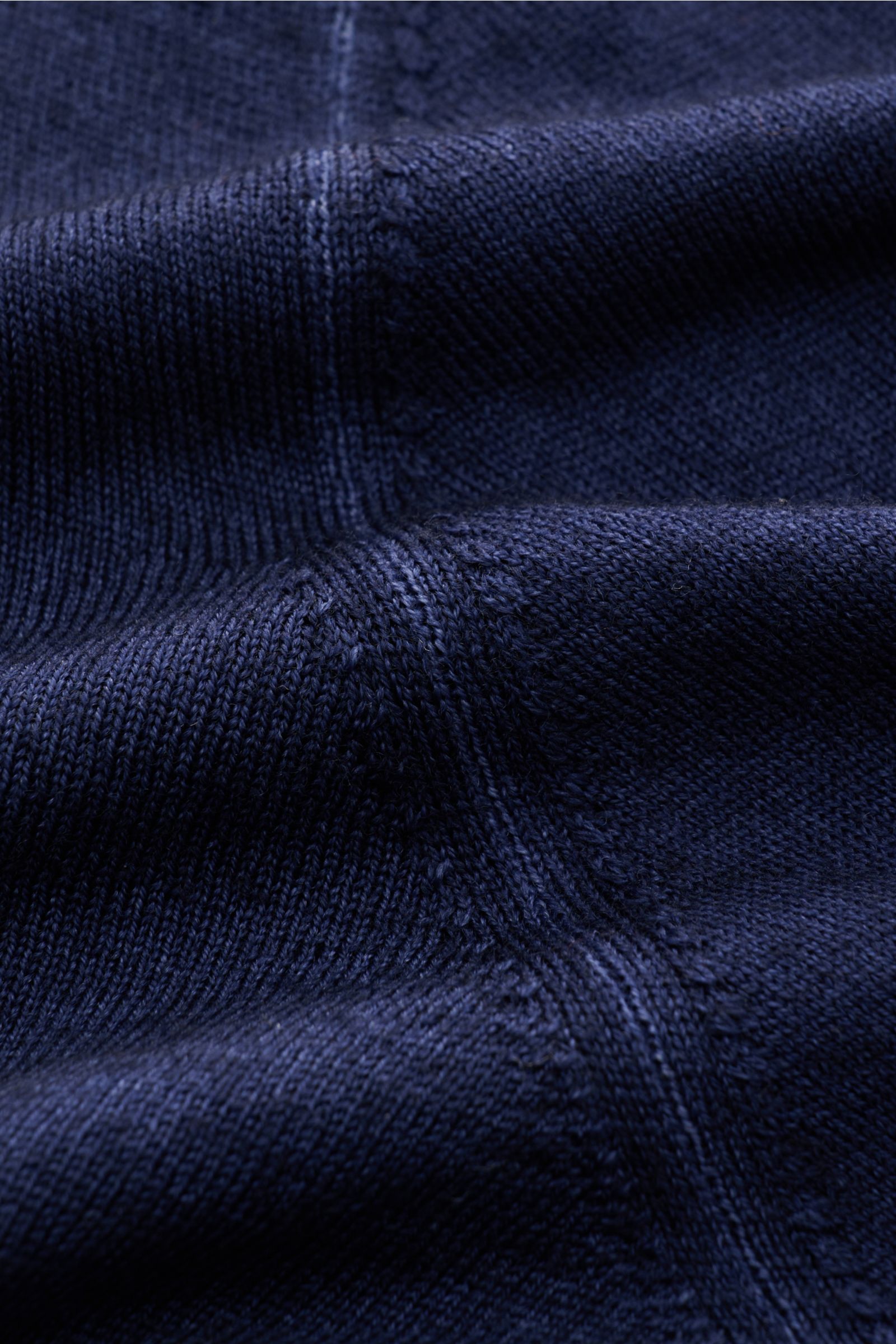 Gran Sasso Rundhalspullover dunkelblau meliert, Detailaufnahme aus Nähe, feines Strickbild, reine Wolle, Slim Fit, Rundhalsausschnitt, weicher Griff, Rippbündchen.