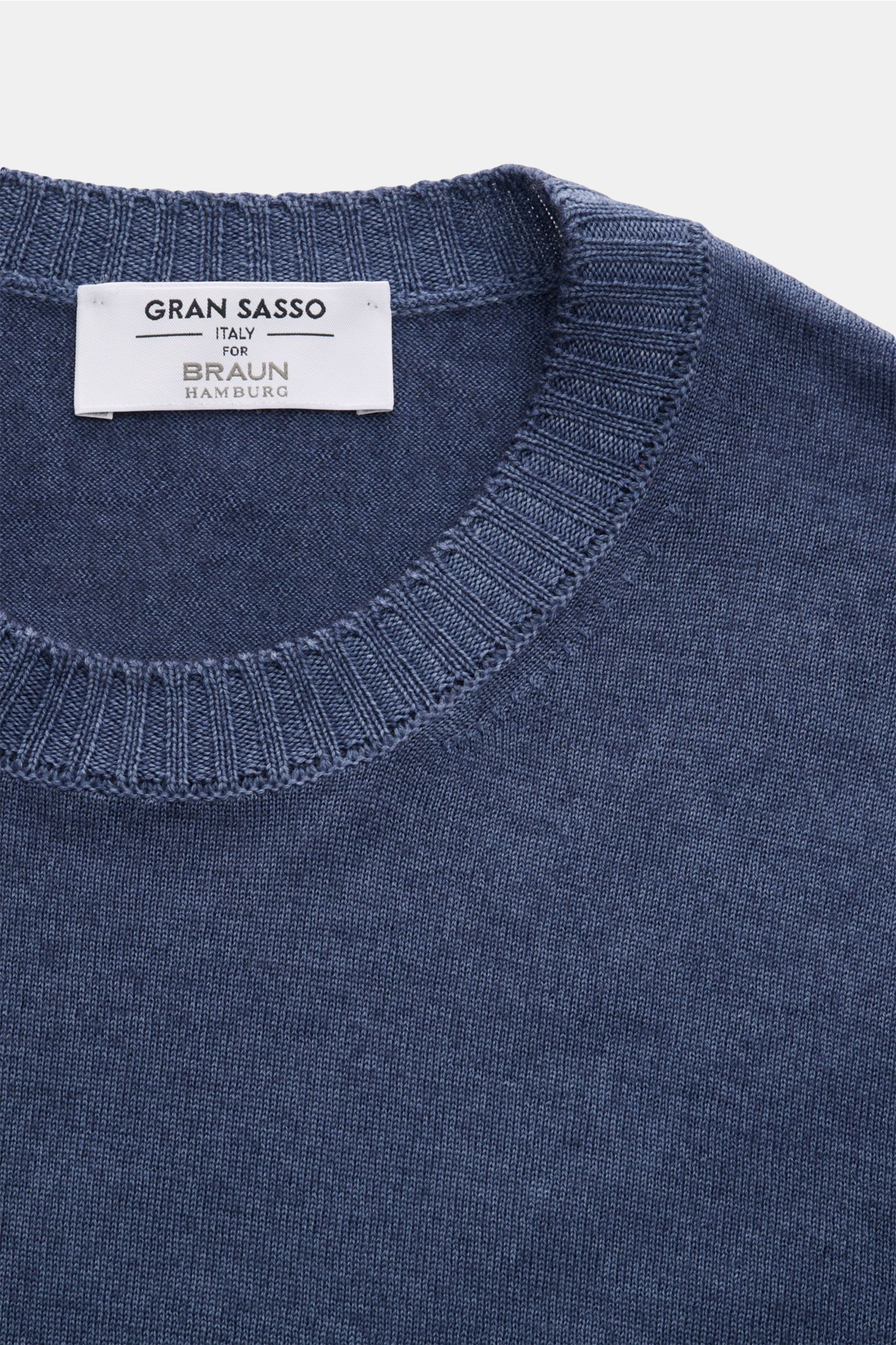 Gran Sasso Rundhalspullover graublau meliert, Slim Fit mit Rundhalsausschnitt, feinem Strickbild, weichem Griff und Rippbündchen, Nahaufnahme von oben.