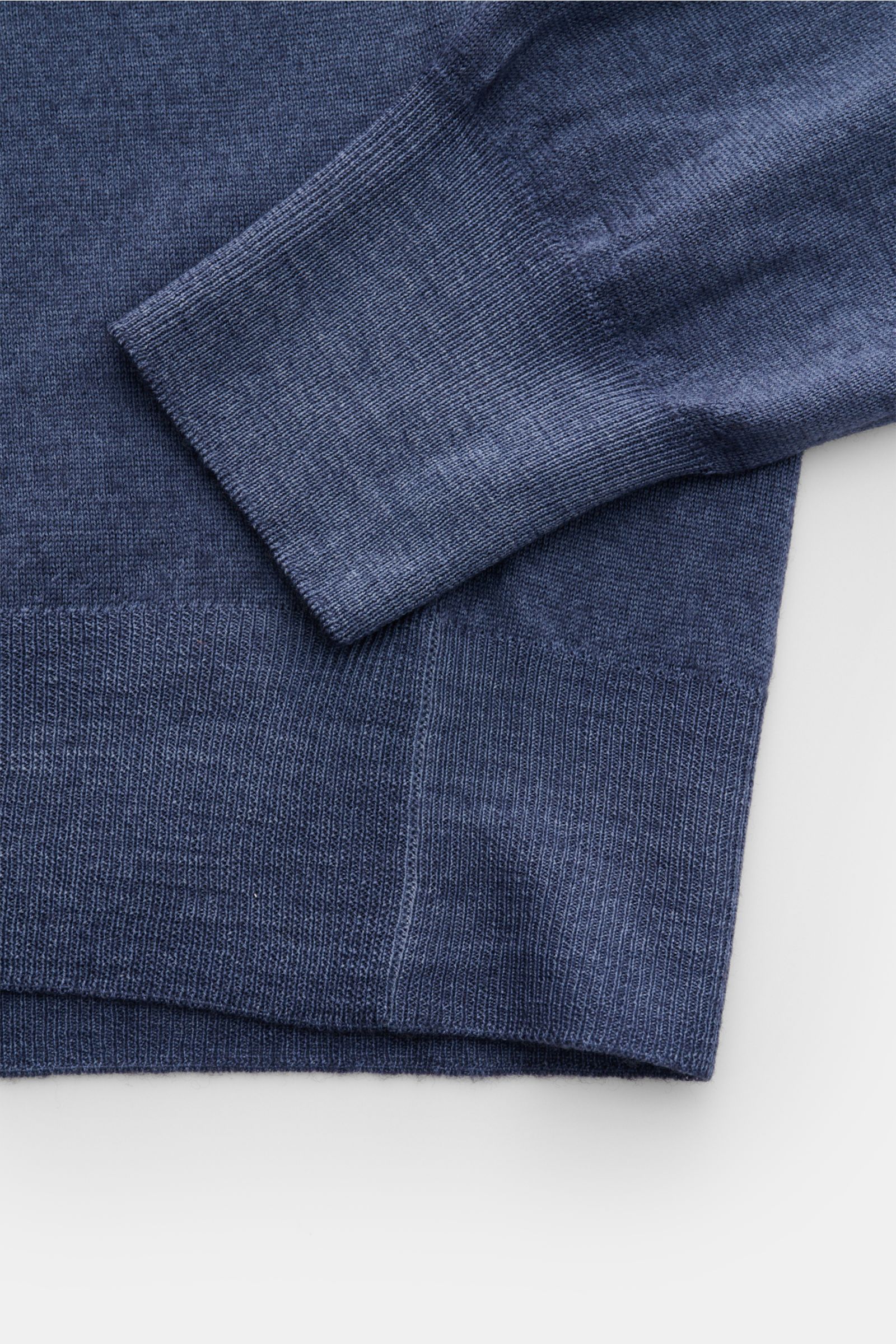 Gran Sasso Rundhalspullover graublau meliert aus reiner Wolle, feines Strickbild, Slim Fit, Rundhalsausschnitt, Rippbündchen, Detailaufnahme von Ärmel und Saum.