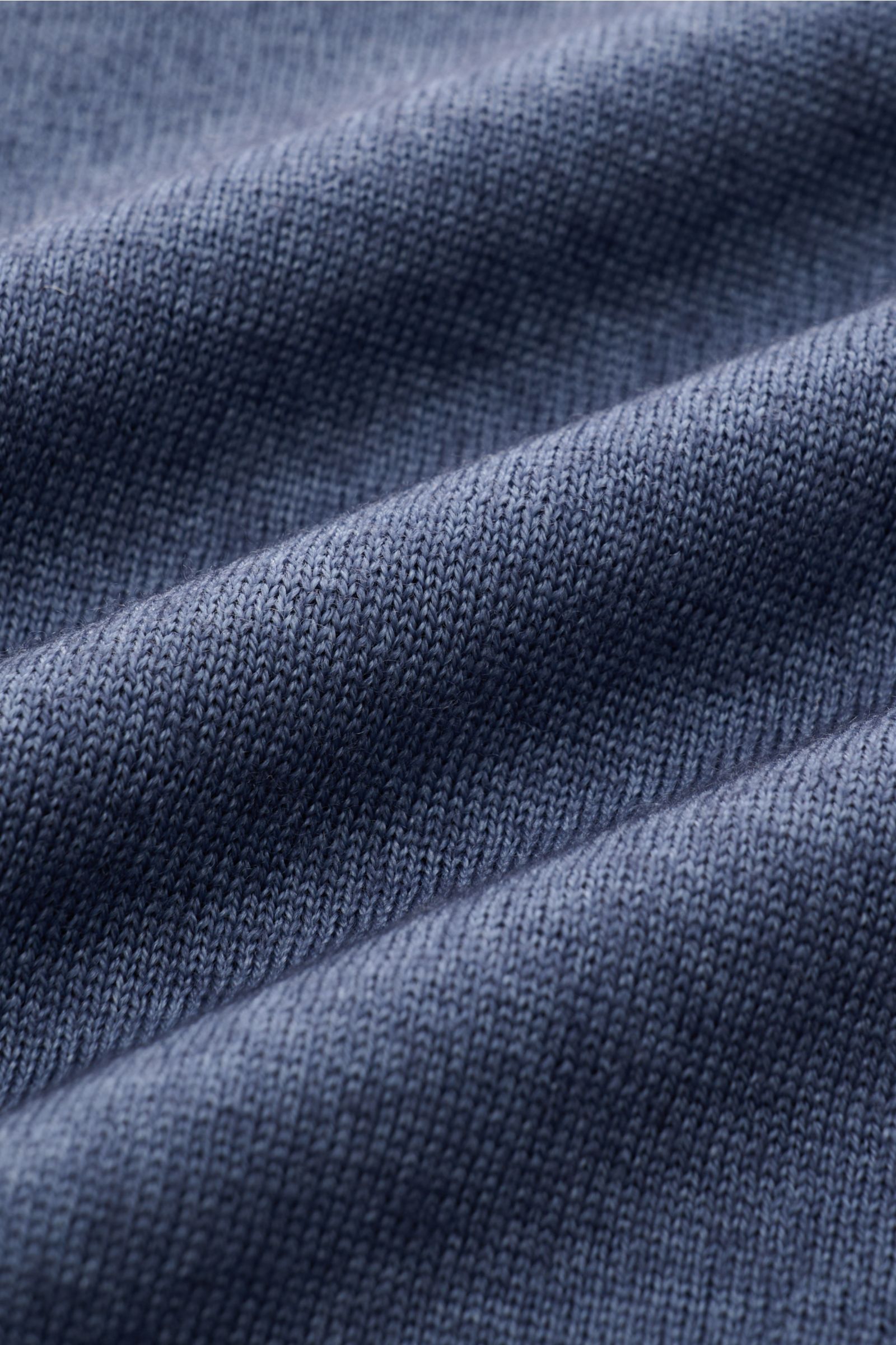 Gran Sasso Rundhalspullover graublau meliert in Nahaufnahme, feines Strickbild, reine Wolle, sehr weicher Griff, Slim Fit, Rundhalsausschnitt, Rippbündchen.