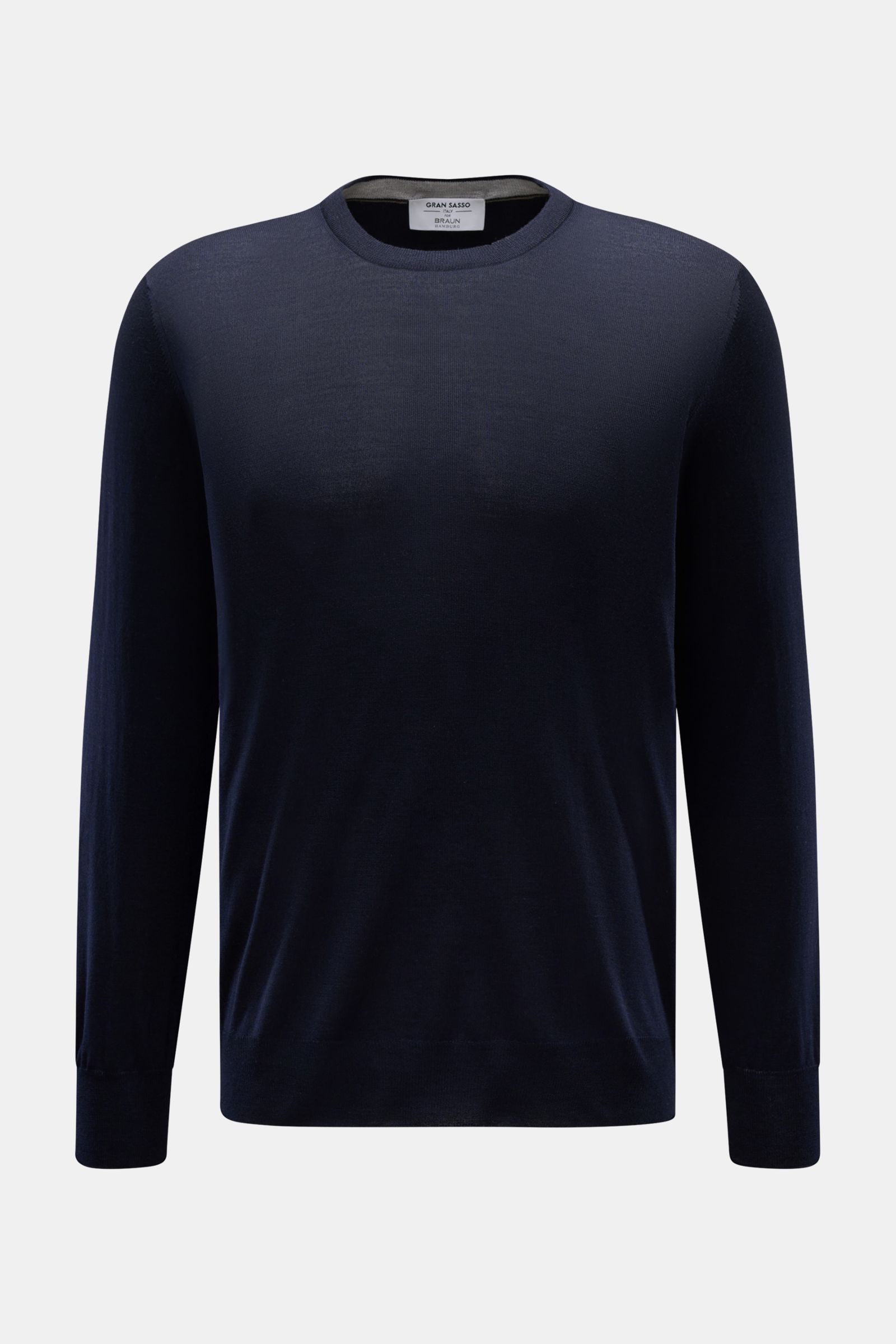 Front view of Gran Sasso Rundhalspullover navy, a slim fit, ultralight pure wool sweater with round neckline and ribbed cuffs.

Ultraleichte Qualität von GRAN SASSO: Der Strick-Experte aus Italien kreierte diesen Pullover aus reiner Wolle für die Frühl