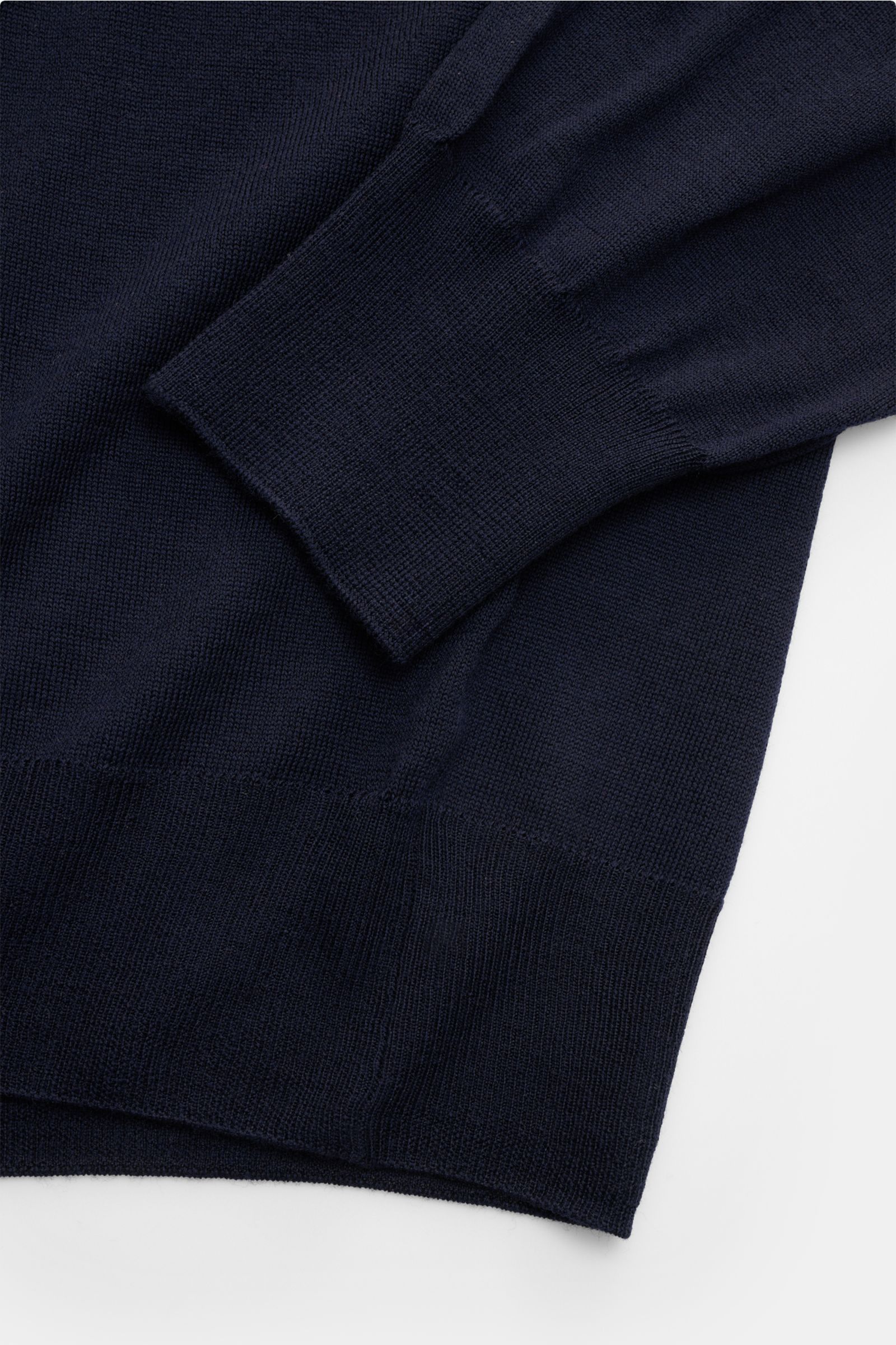 Close-up front view of the Gran Sasso Rundhalspullover navy, showing fine knit, ribbed cuffs and hem in soft, lightweight pure wool.

Ultraleichte Qualität von GRAN SASSO: Der Strick-Experte aus Italien kreierte diesen Pullover aus reiner Wolle für die