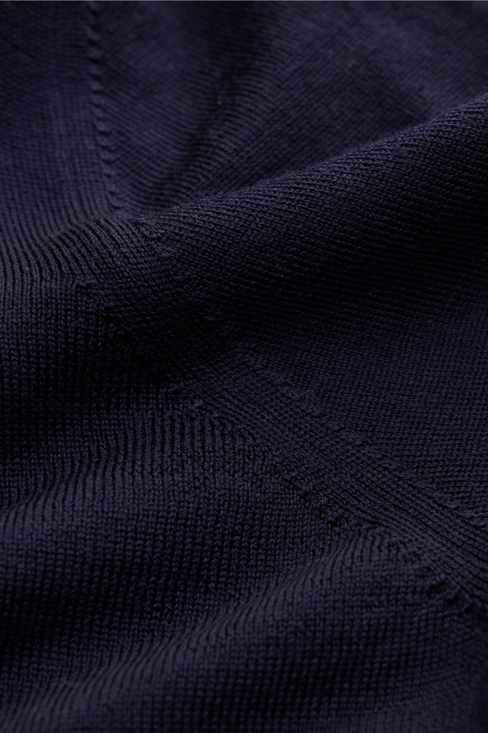 Close-up front view of Gran Sasso Rundhalspullover navy showing fine knit texture and stitching details in ultralight pure wool.

Ultraleichte Qualität von GRAN SASSO: Der Strick-Experte aus Italien kreierte diesen Pullover aus reiner Wolle für die Frü