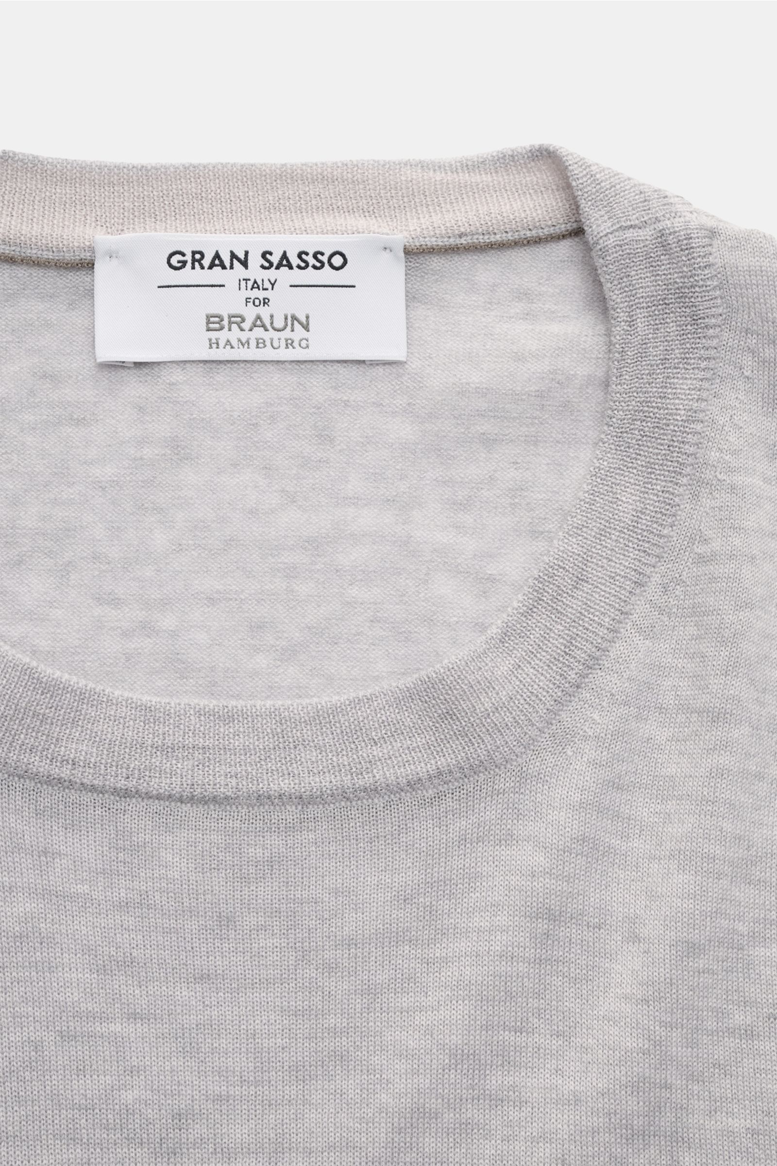 Close-up front view of the Gran Sasso Rundhalspullover hellgrau meliert, a light grey melange wool sweater with a round neckline and ribbed cuffs.

Ultraleichte Qualität von GRAN SASSO: Der Strick-Experte aus Italien kreierte diesen Pullover aus reiner