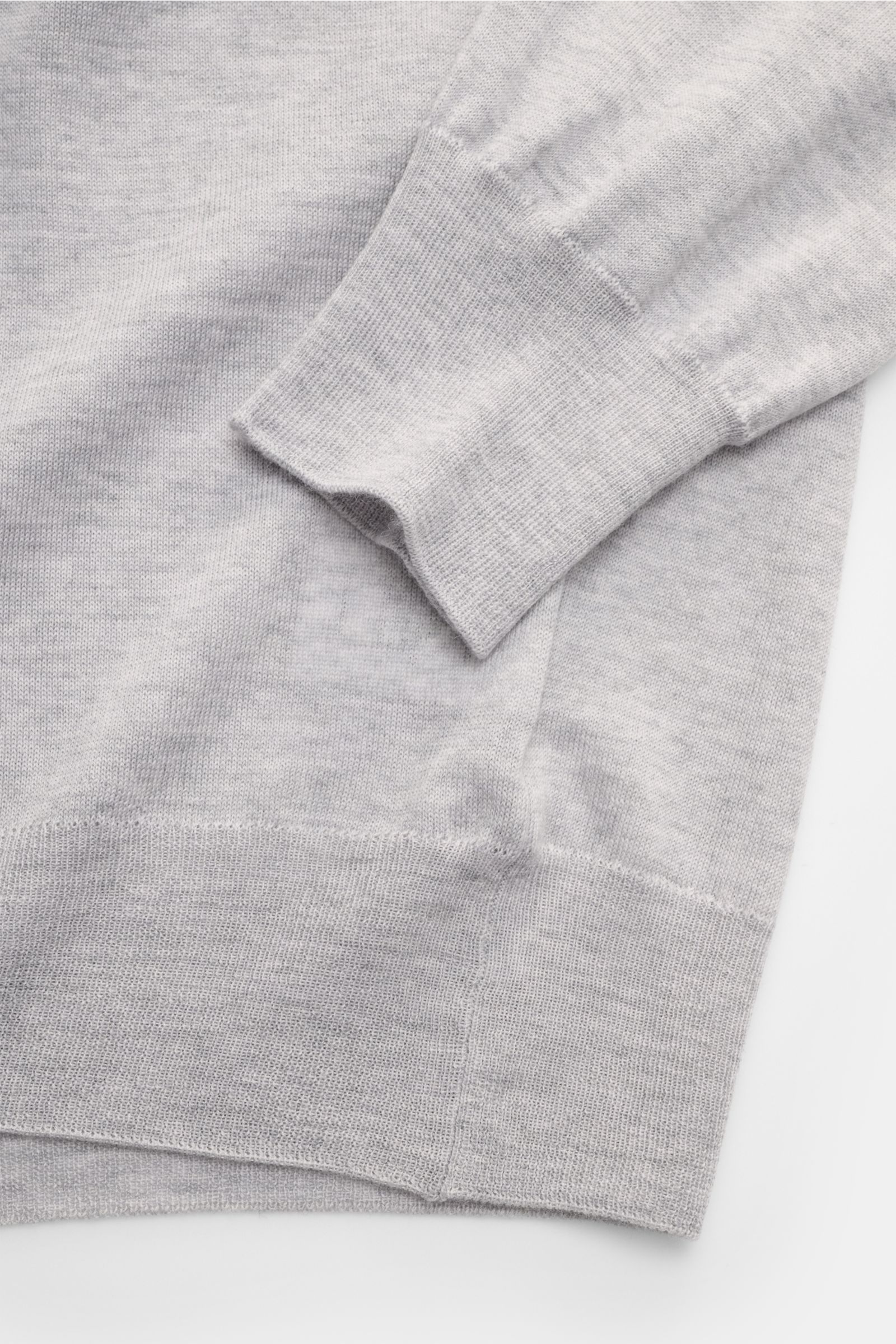 Close-up detail of the cuff and hem from above of the Gran Sasso Rundhalspullover hellgrau meliert in ultralight pure wool, slim fit with soft, fine knit and comfortable ribbed cuffs.

Additional description: 
Ultraleichte Qualität von GRAN SASSO: Der 