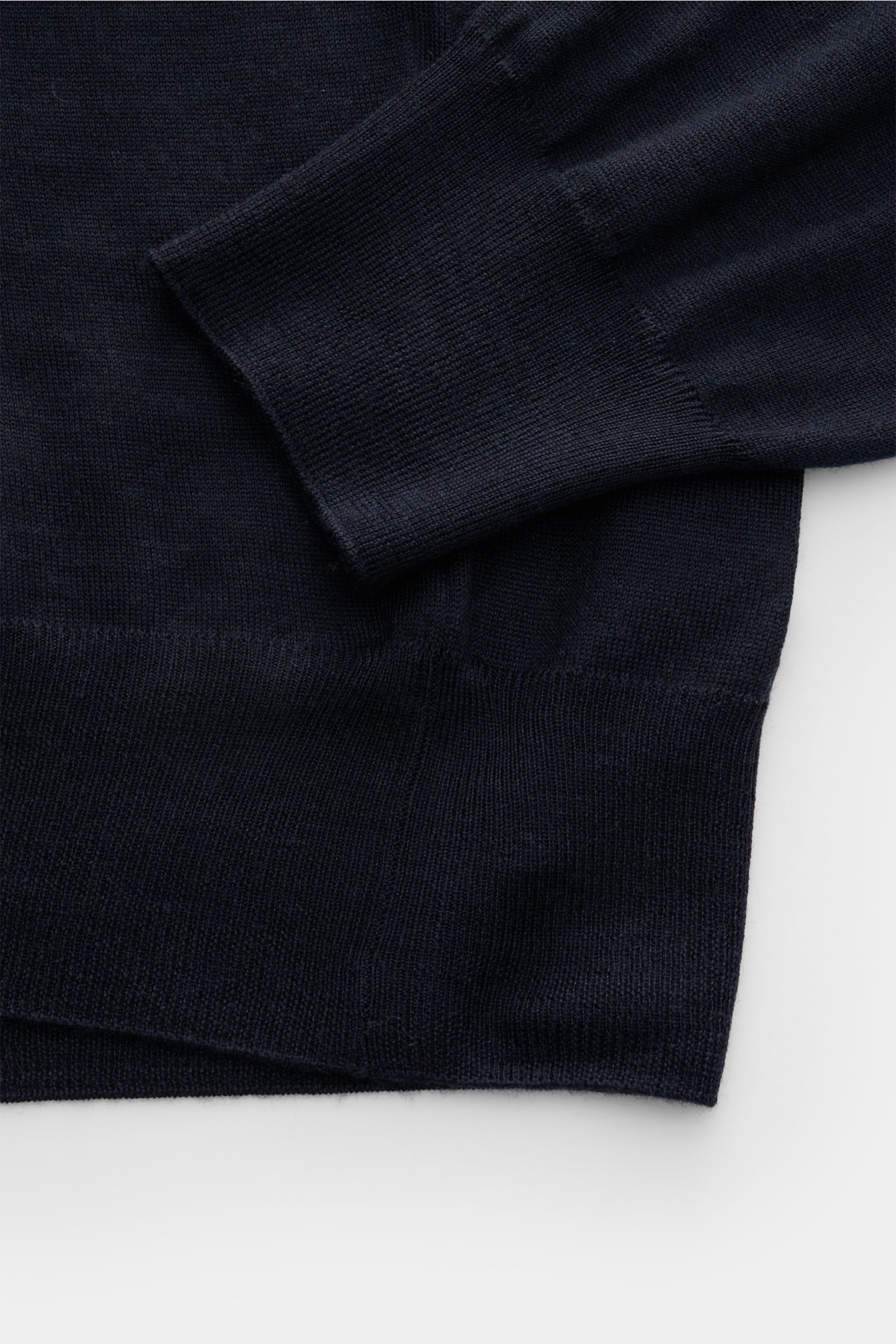 Gran Sasso Rundhalspullover navy aus Wolle, Cashmere und Seide, feines Strickbild, Rundhals, flexible Rippbündchen, Detailaufnahme Ärmelsaum.