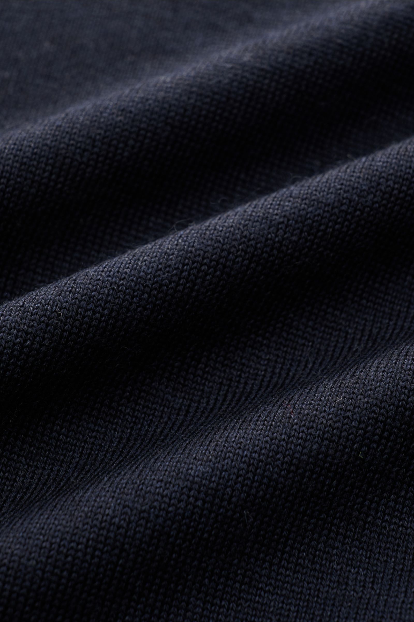 Gran Sasso Rundhalspullover navy aus Wolle, Cashmere und Seide, feines Strickbild, weicher Griff, Nahaufnahme der Stoffstruktur.