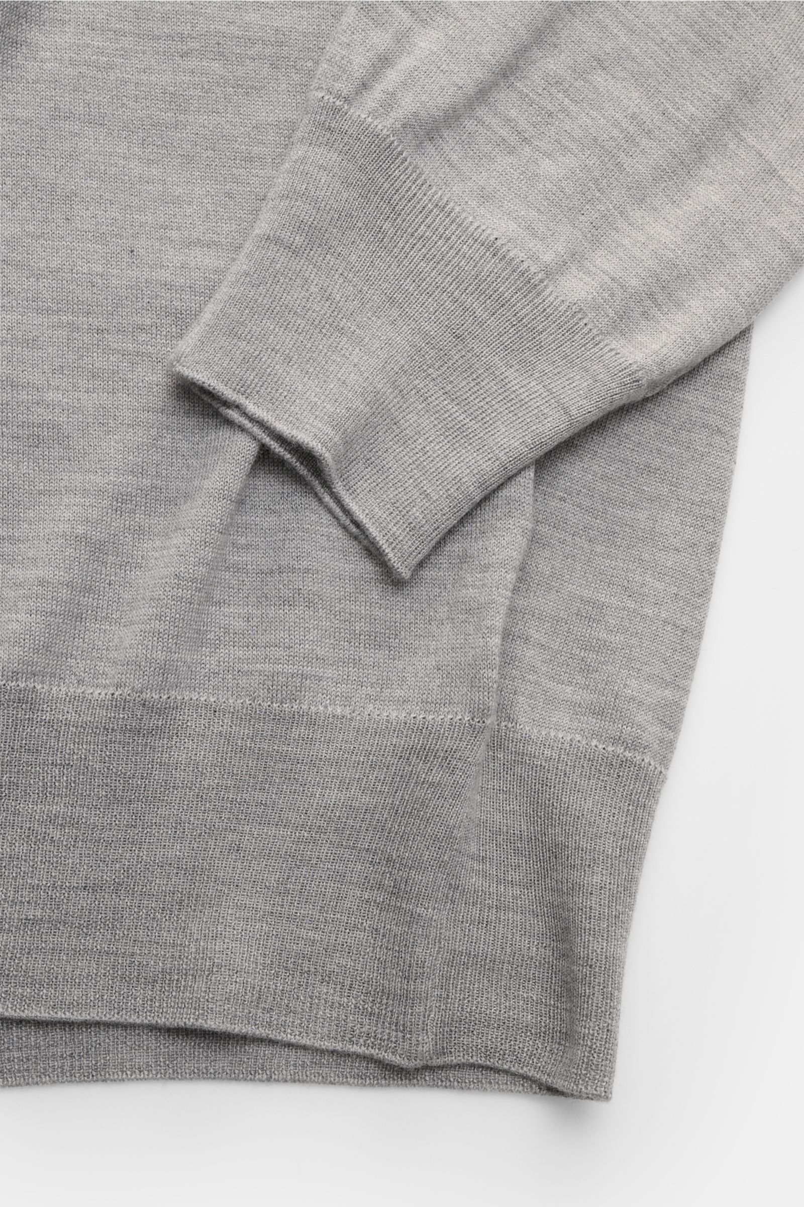 Gran Sasso Rundhalspullover grau meliert in Nahaufnahme von unten, Regular Fit, feines Strickbild, weicher Griff, Wolle-Cashmere-Seide-Mix, Rippbündchen.