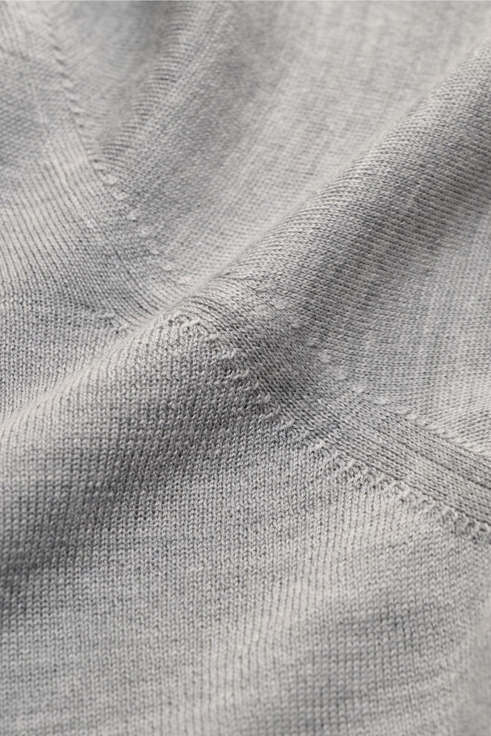 Gran Sasso Rundhalspullover grau meliert in Nahaufnahme, feines Strickbild, weicher Griff, Mix aus Wolle, Cashmere, Seide, Regular Fit, Rundhalsausschnitt, flexible Rippbündchen.