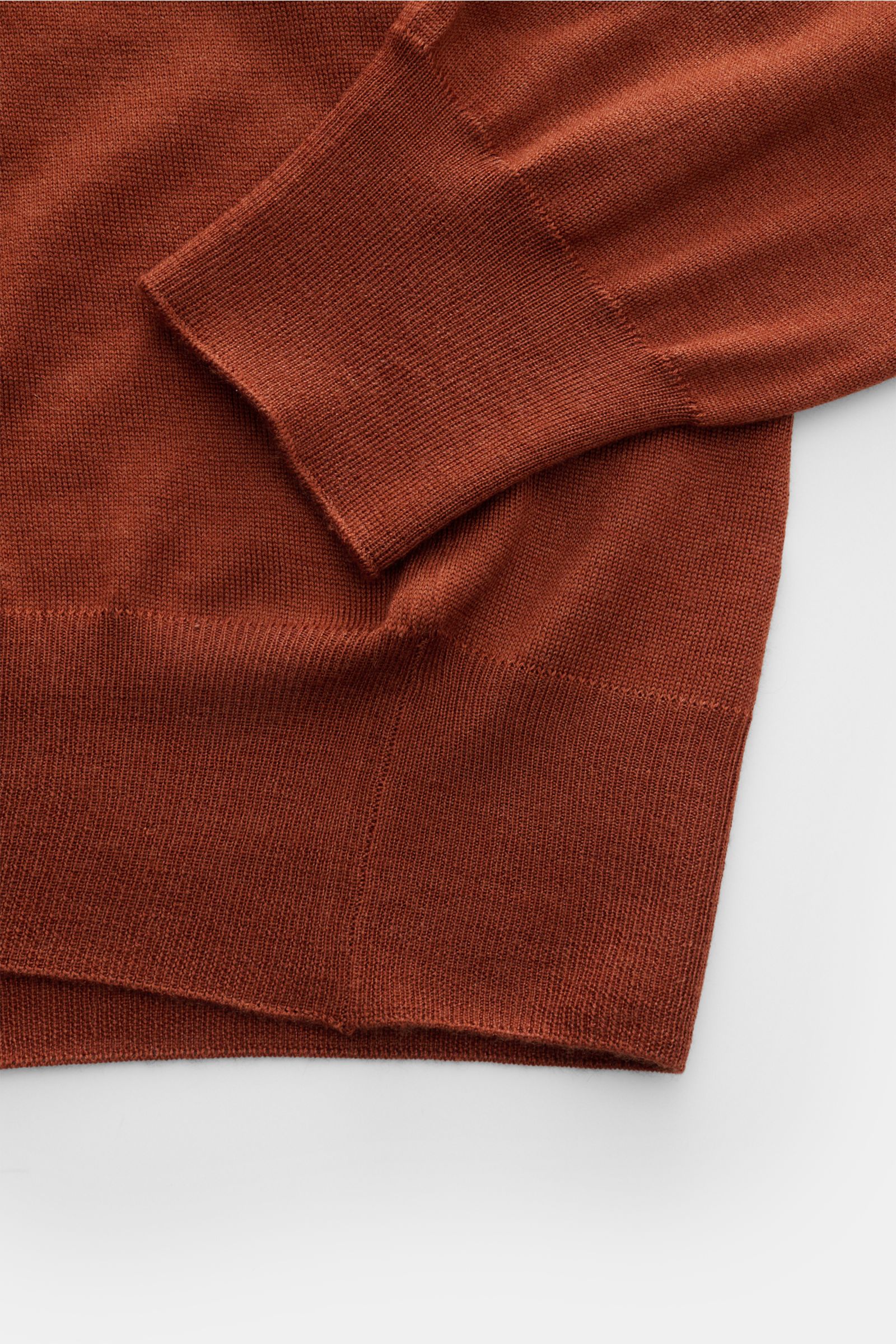 Gran Sasso Rundhalspullover rostbraun aus Wolle, Cashmere, Seide, feines Strickbild, Rundhalsausschnitt, flexible Rippbündchen, Detailansicht Ärmel und Saum.