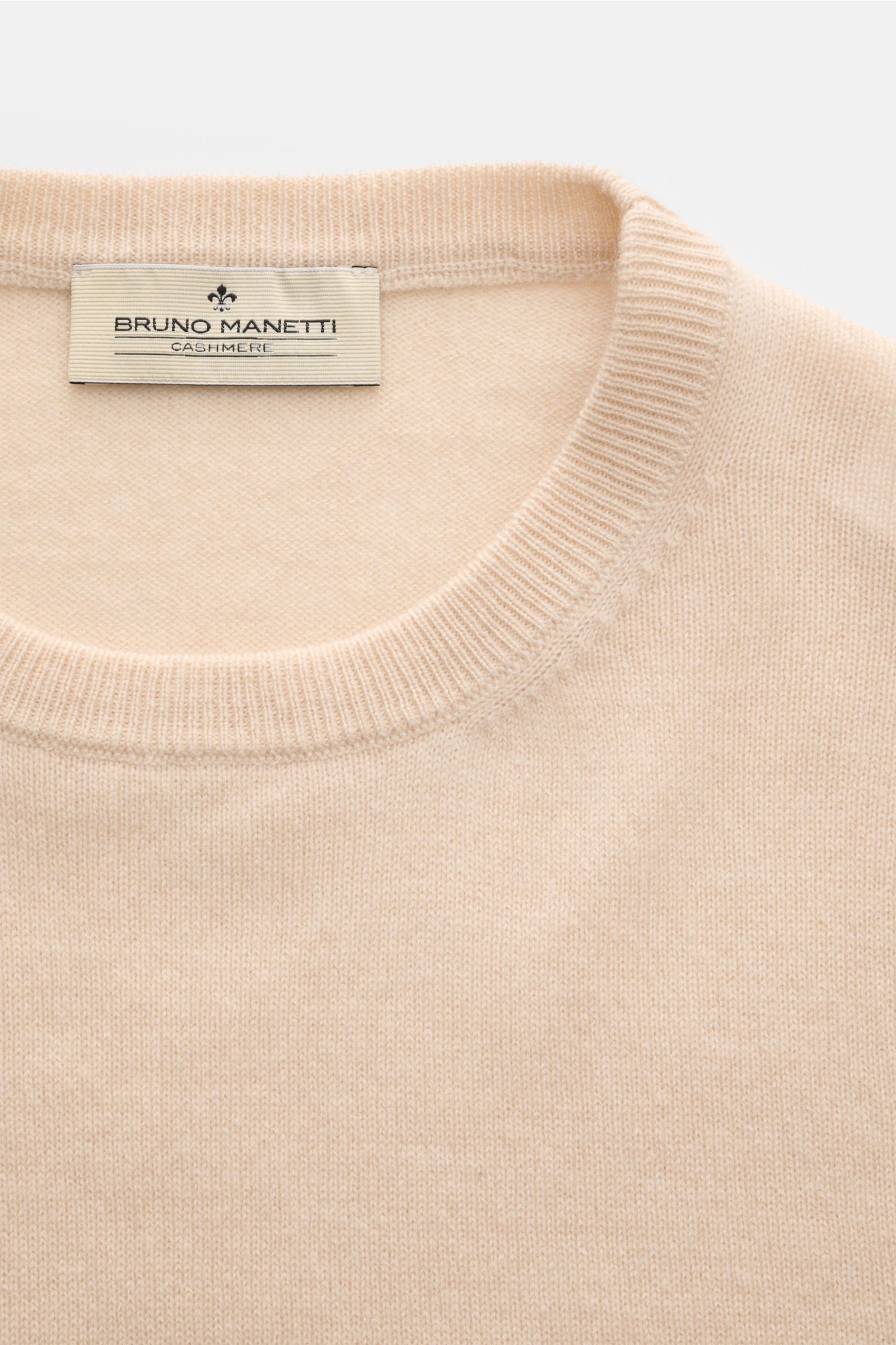 Bruno Manetti Cashmere Rundhalspullover sand, Nahaufnahme von oben, weicher Griff, feines Strickbild, Regular Fit, Rundhalsausschnitt, Rippbündchen.
