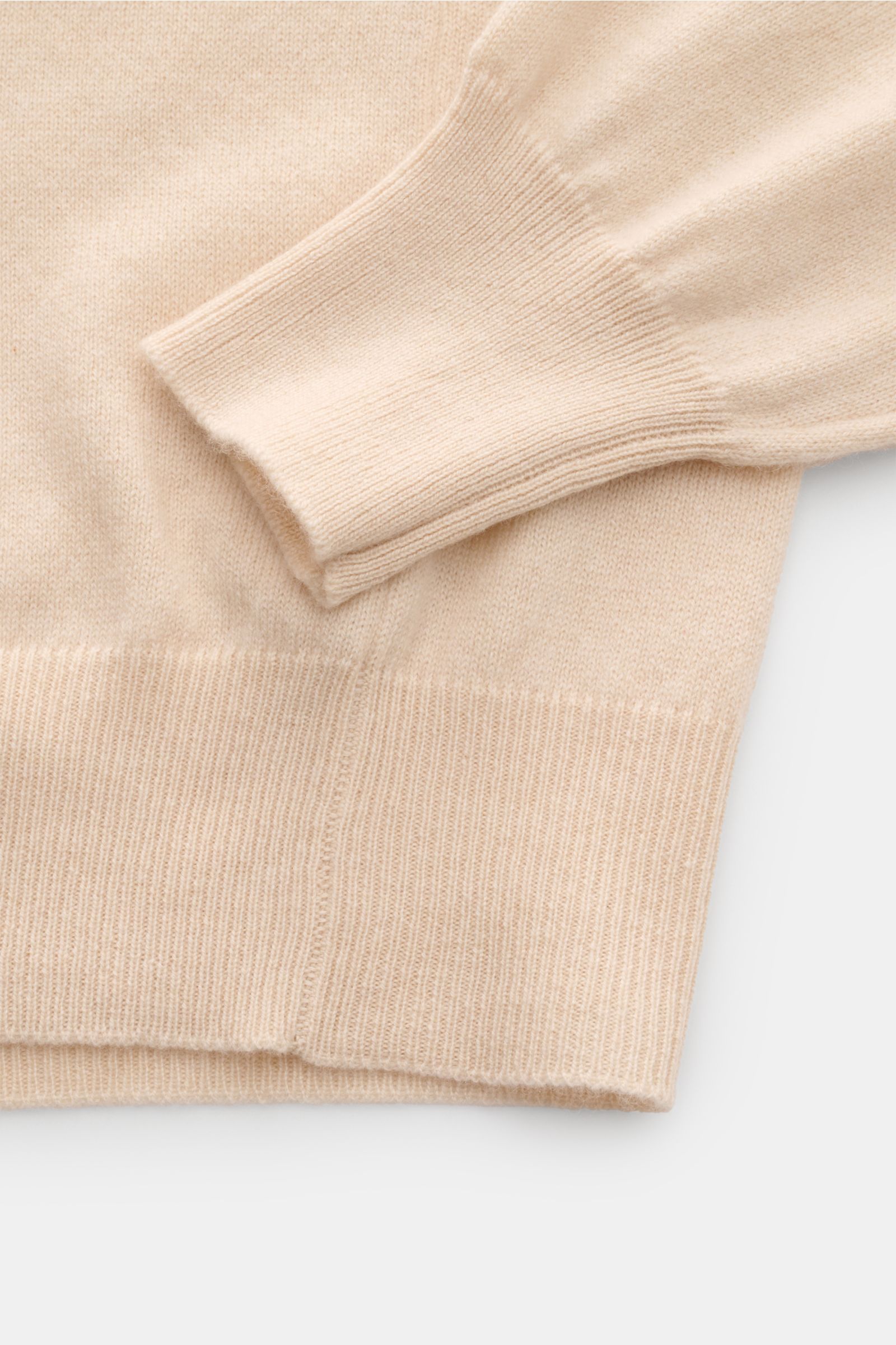 Bruno Manetti Cashmere Rundhalspullover sand, Detailaufnahme von Ärmel und Bund, weicher Griff, feines Strickbild, Regular Fit, Rundhalsausschnitt, Rippbündchen.